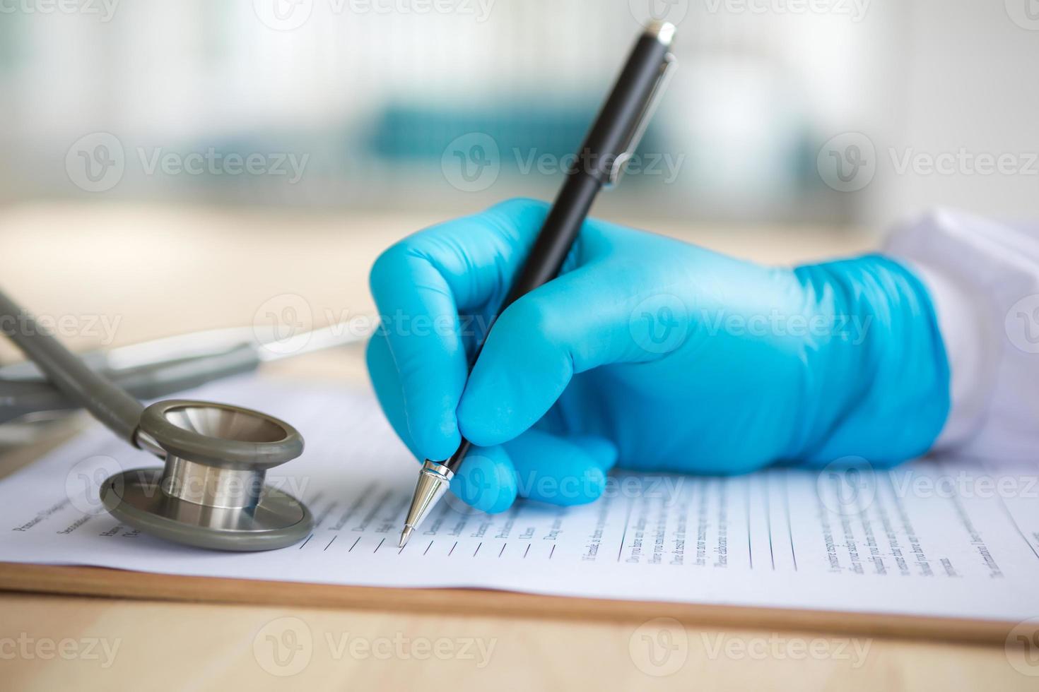 mano del médico escribiendo sobre prescripción foto