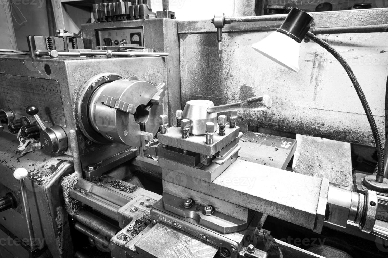 foto en blanco y negro de una máquina herramienta de torno
