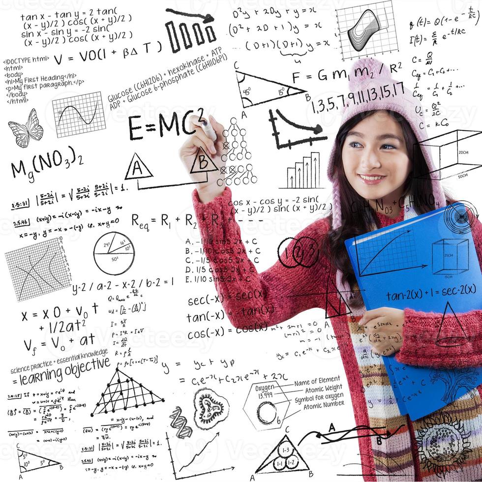 estudiante en ropa de invierno escribe fórmula matemática foto