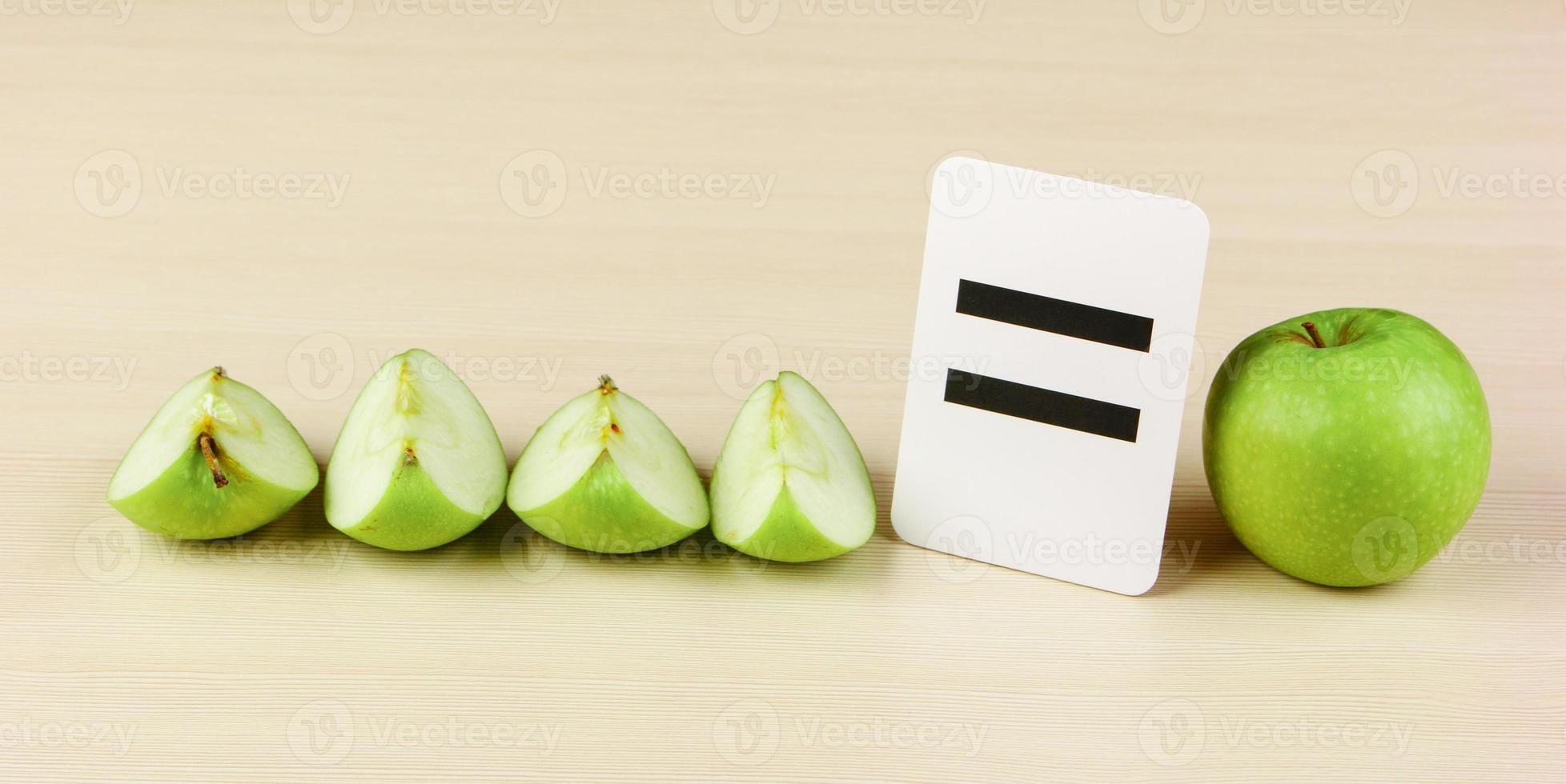 tarjeta escolar y manzana con problemas matemáticos foto
