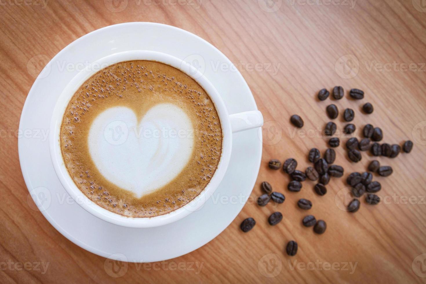 café caliente con patrón de corazón en taza blanca foto