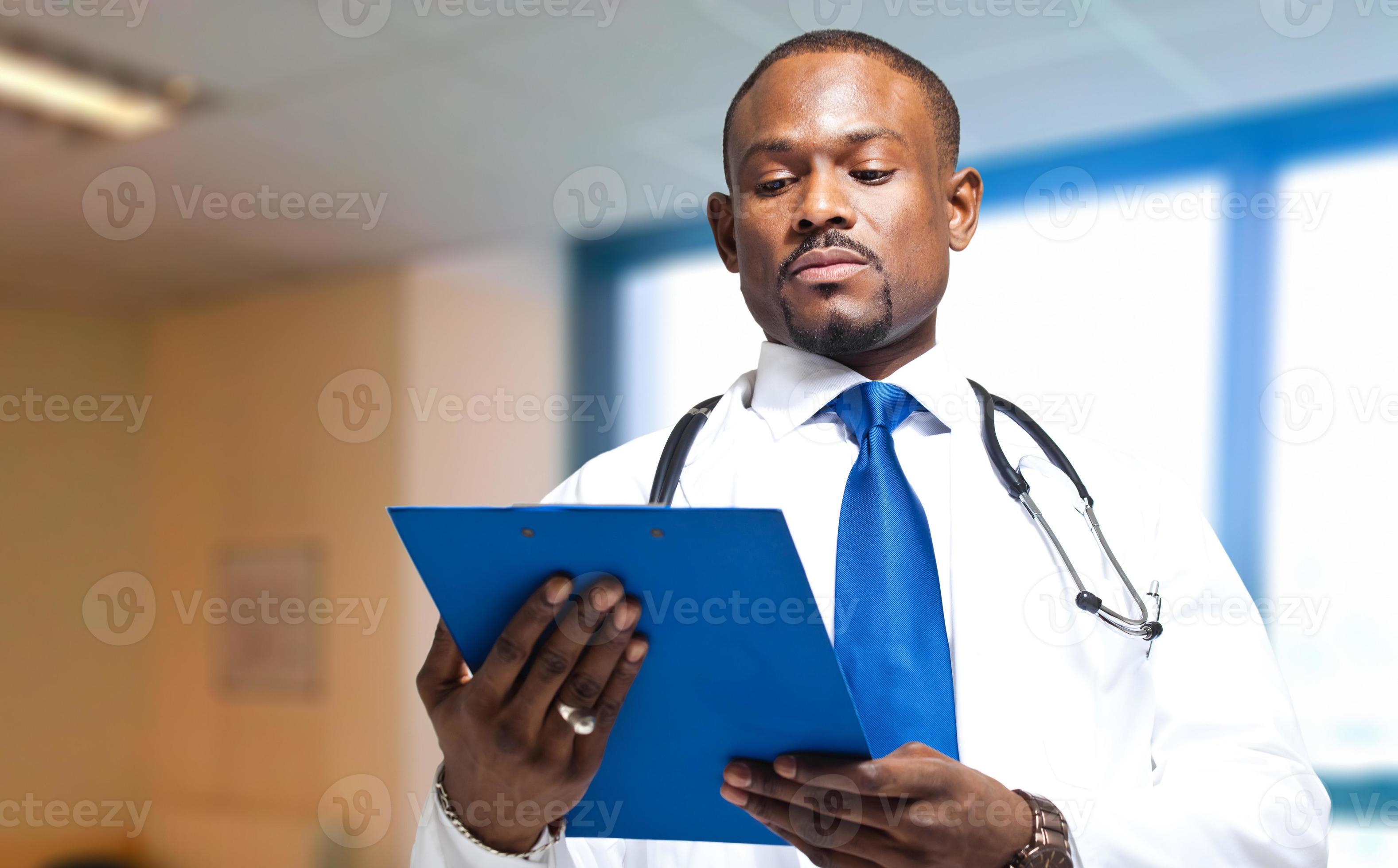 Doctor reader. Doctor reader. врач серьезный. врач о чтении. Doctor reader.