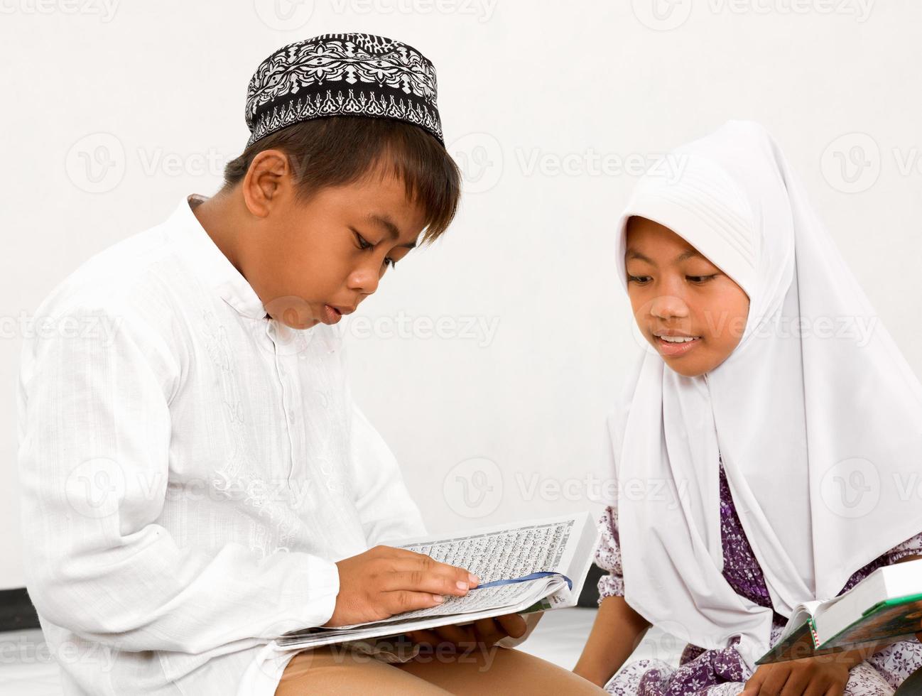 niños musulmanes que leen el Corán foto