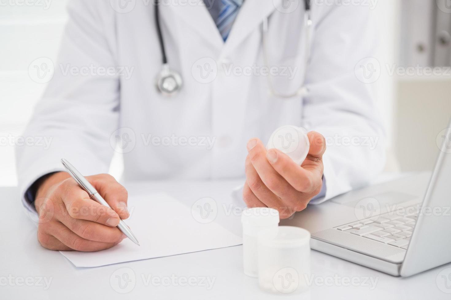 Vet writing on clipboard the prescriptions 989131 Stock Photo at Vecteezy