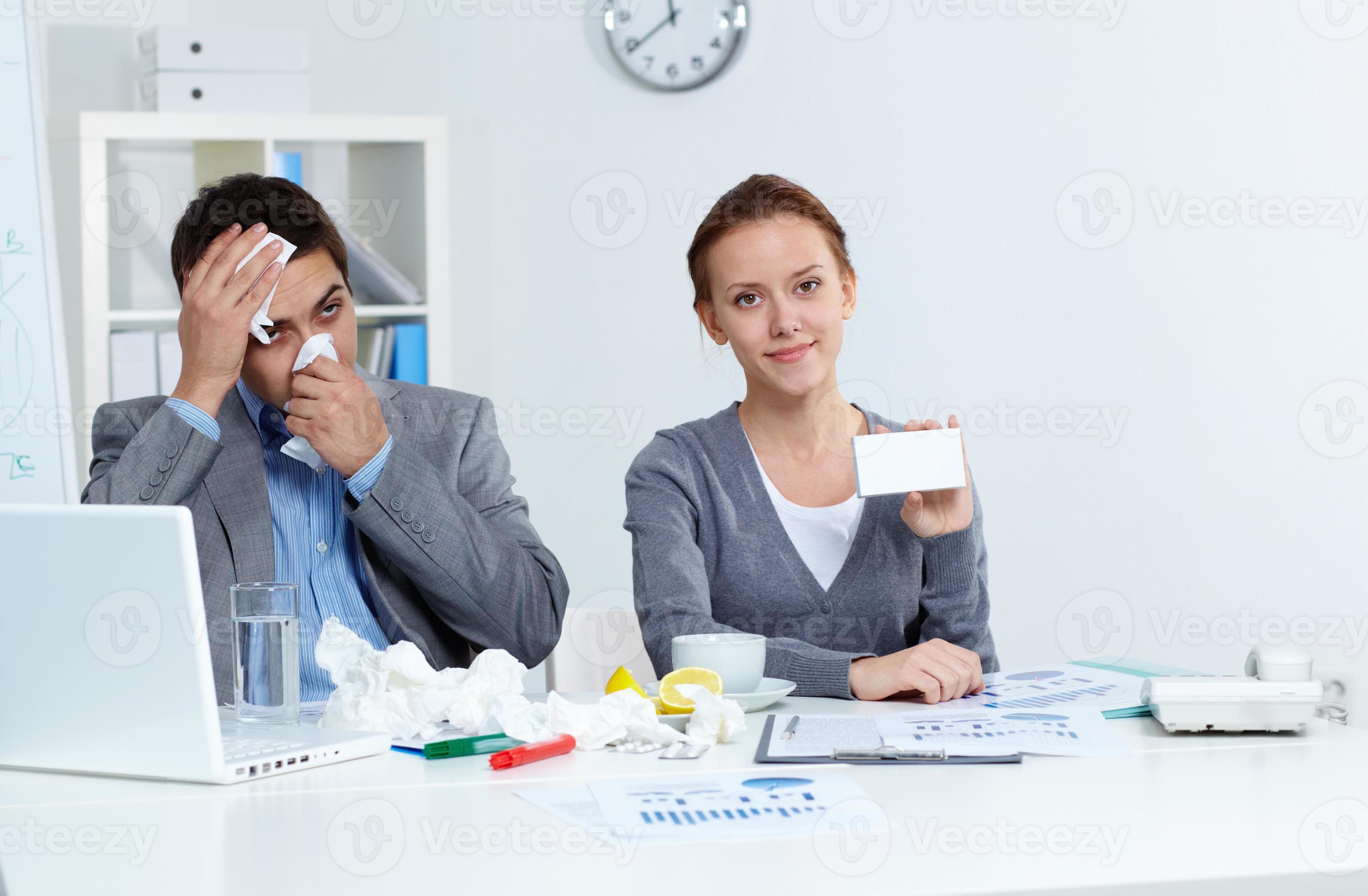 Чихает в офисе. Действие заболевшего работника. Действие заболевшего работника. Работник болеет. Больной сотрудник в офисе.