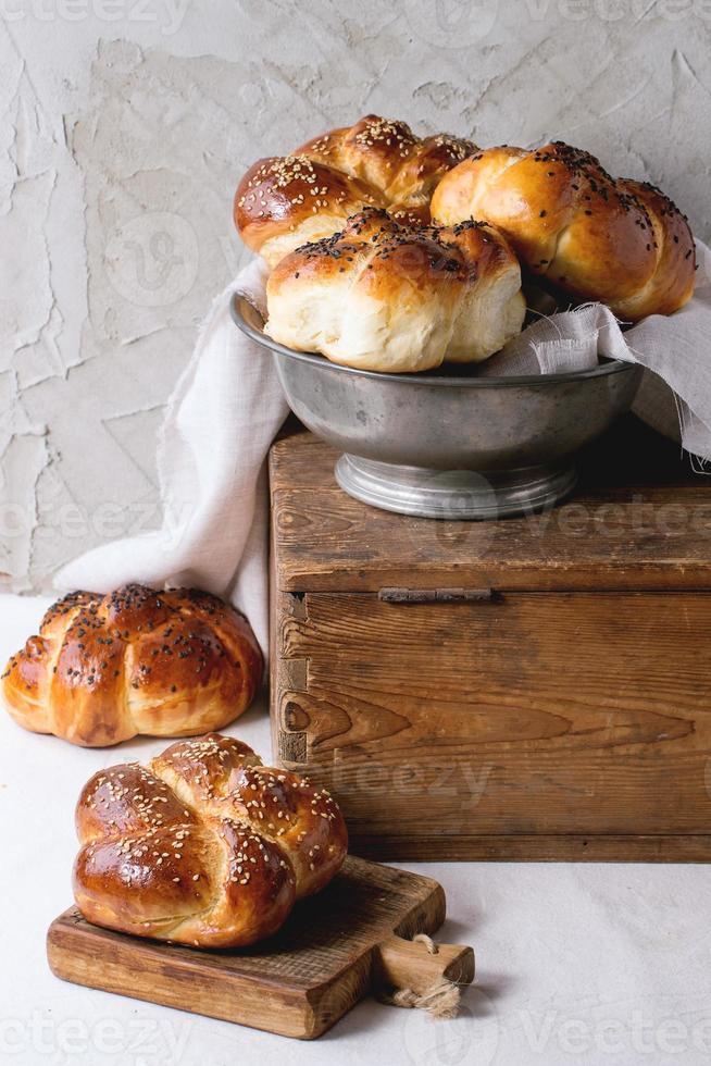 Round Challah bread 989566 Stock Photo at Vecteezy