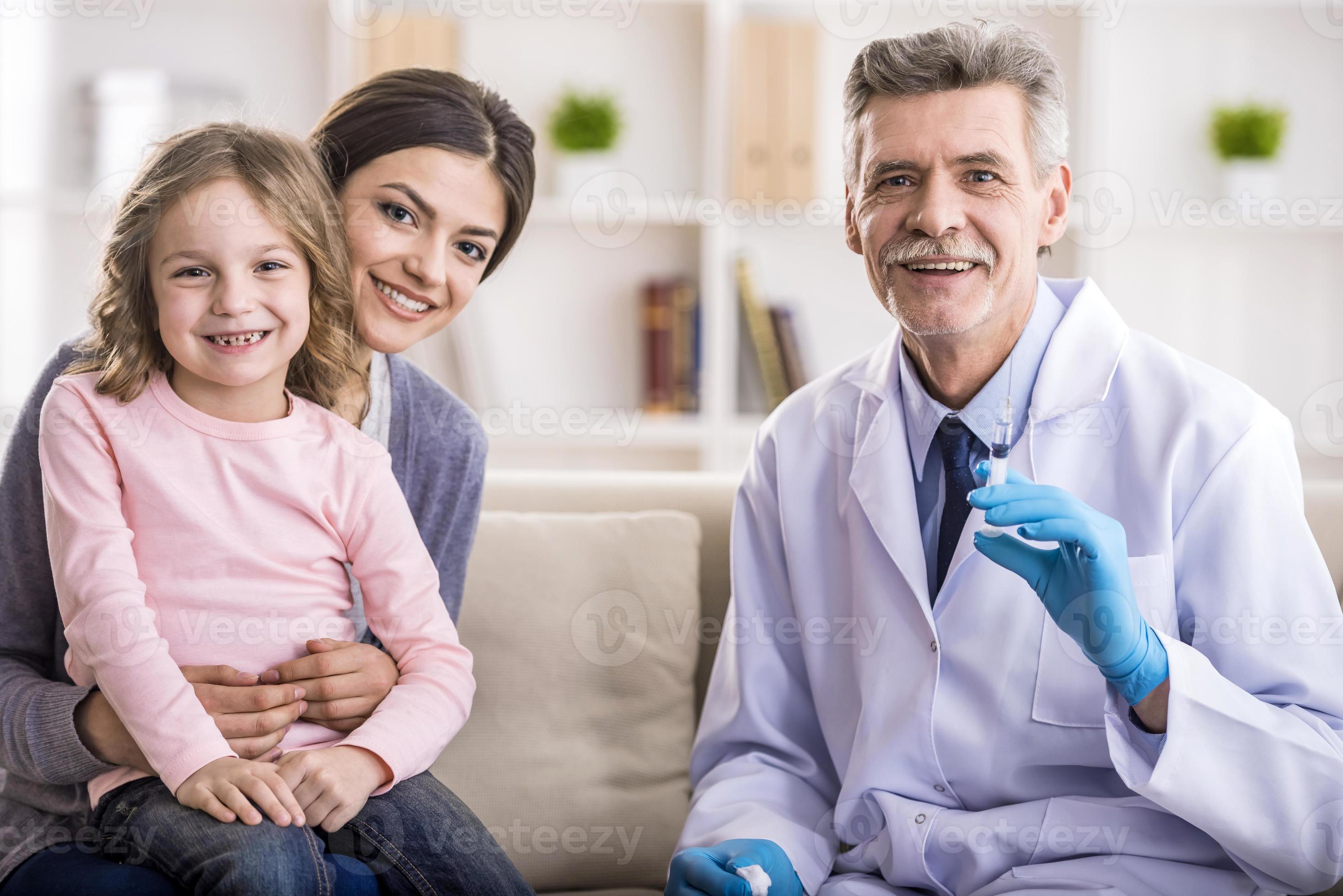 Mom With Kid At The Doctor 990702 Stock Photo At Vecteezy