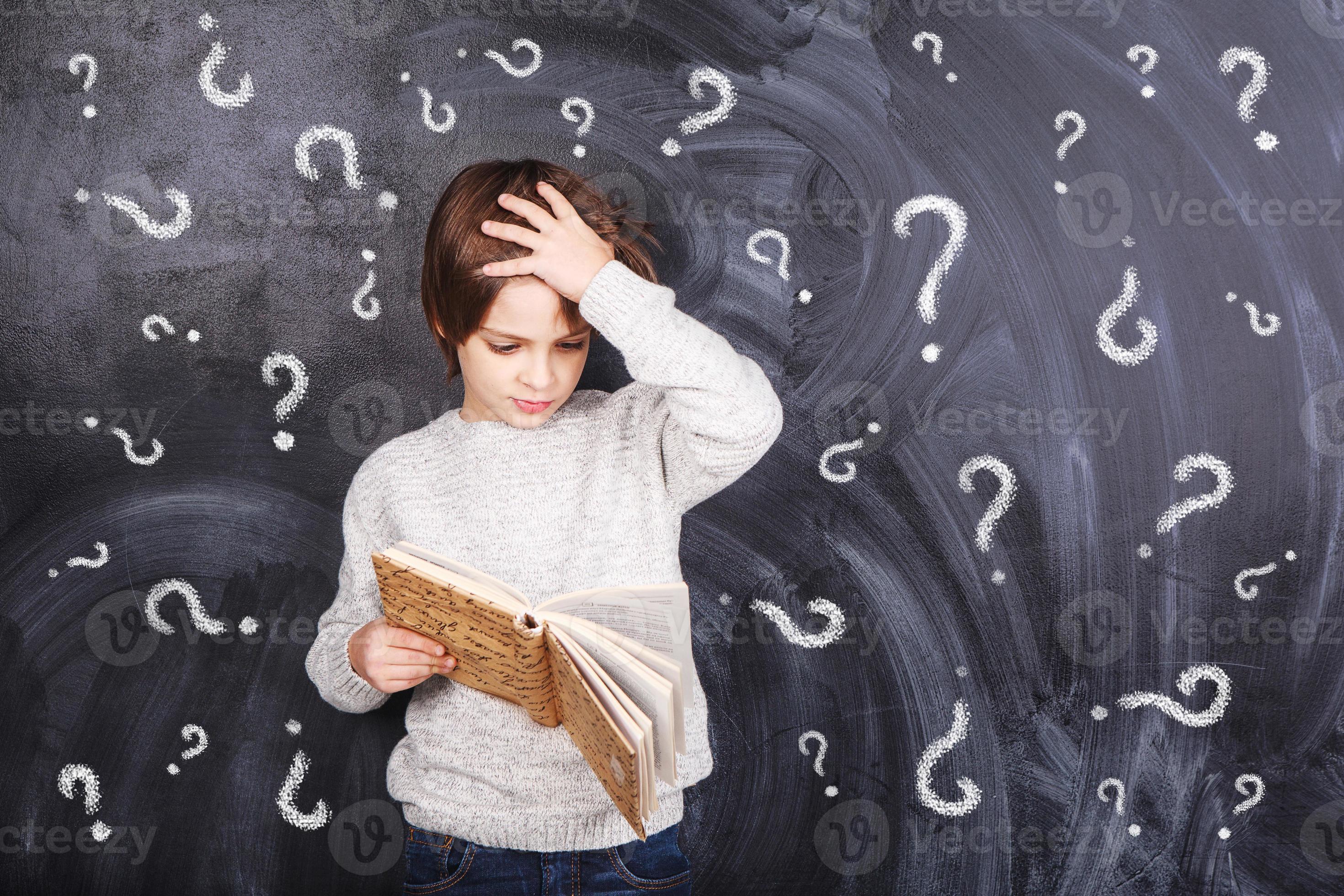 задумчивый ребенок. тревога волнение. внимание дети. думаю плохо о ребенке. женщина думает о ребенке.