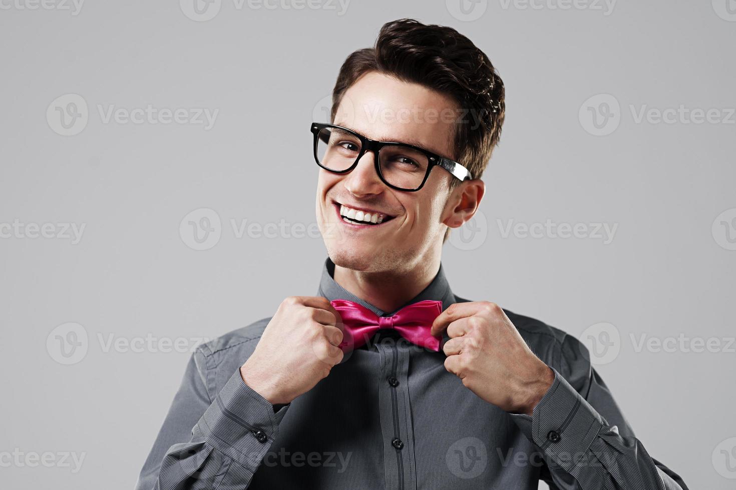hombre sonriente con pajarita rosa foto