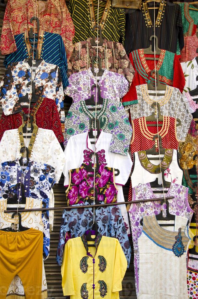 Moda hermosa ropa colgada en el mercado de Asia street bazaar foto