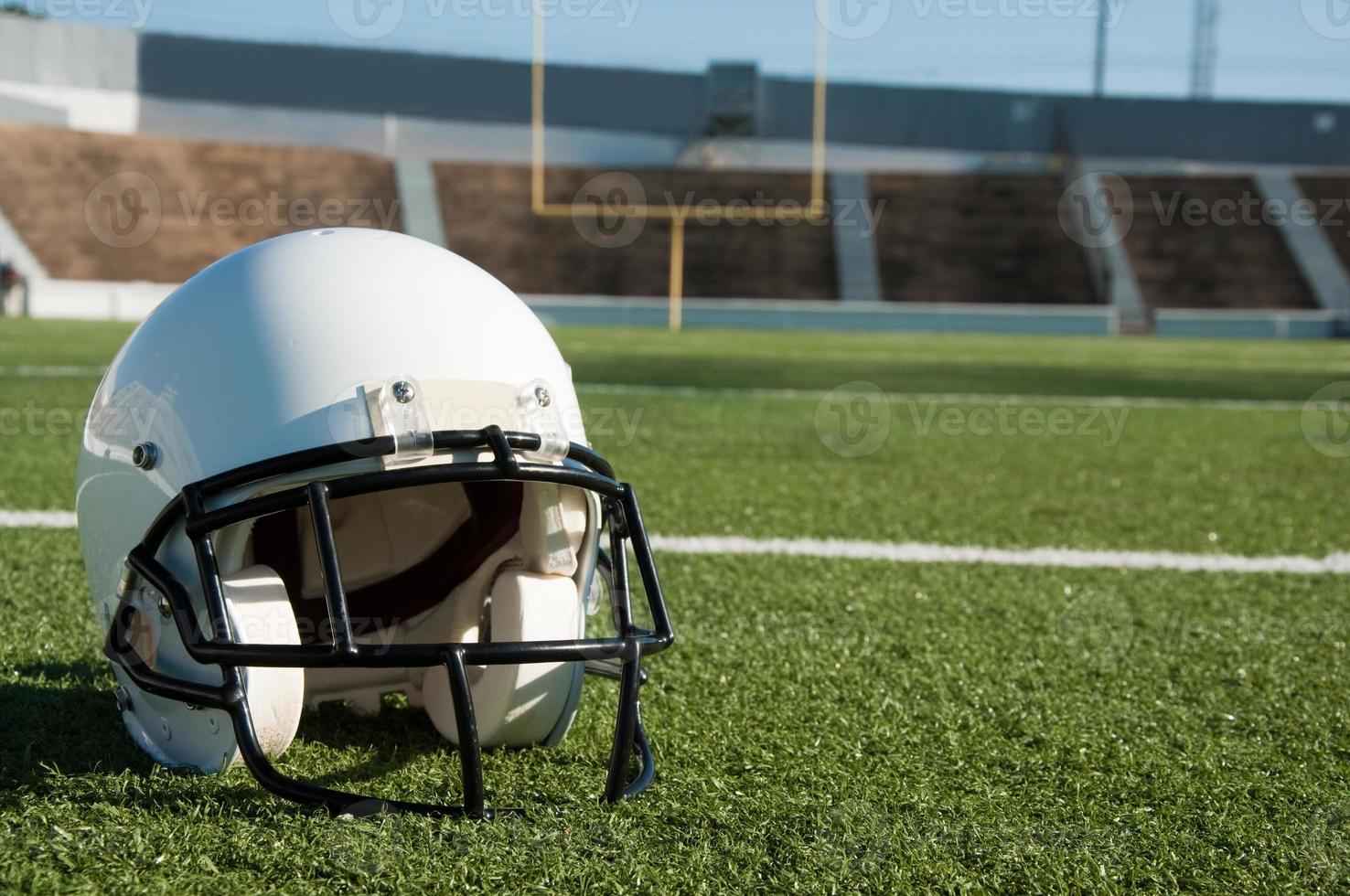 casco de fútbol americano en campo foto