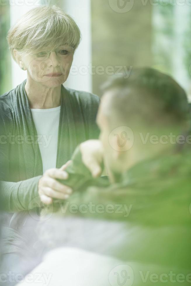 psiquiatra reconfortante paciente militar foto