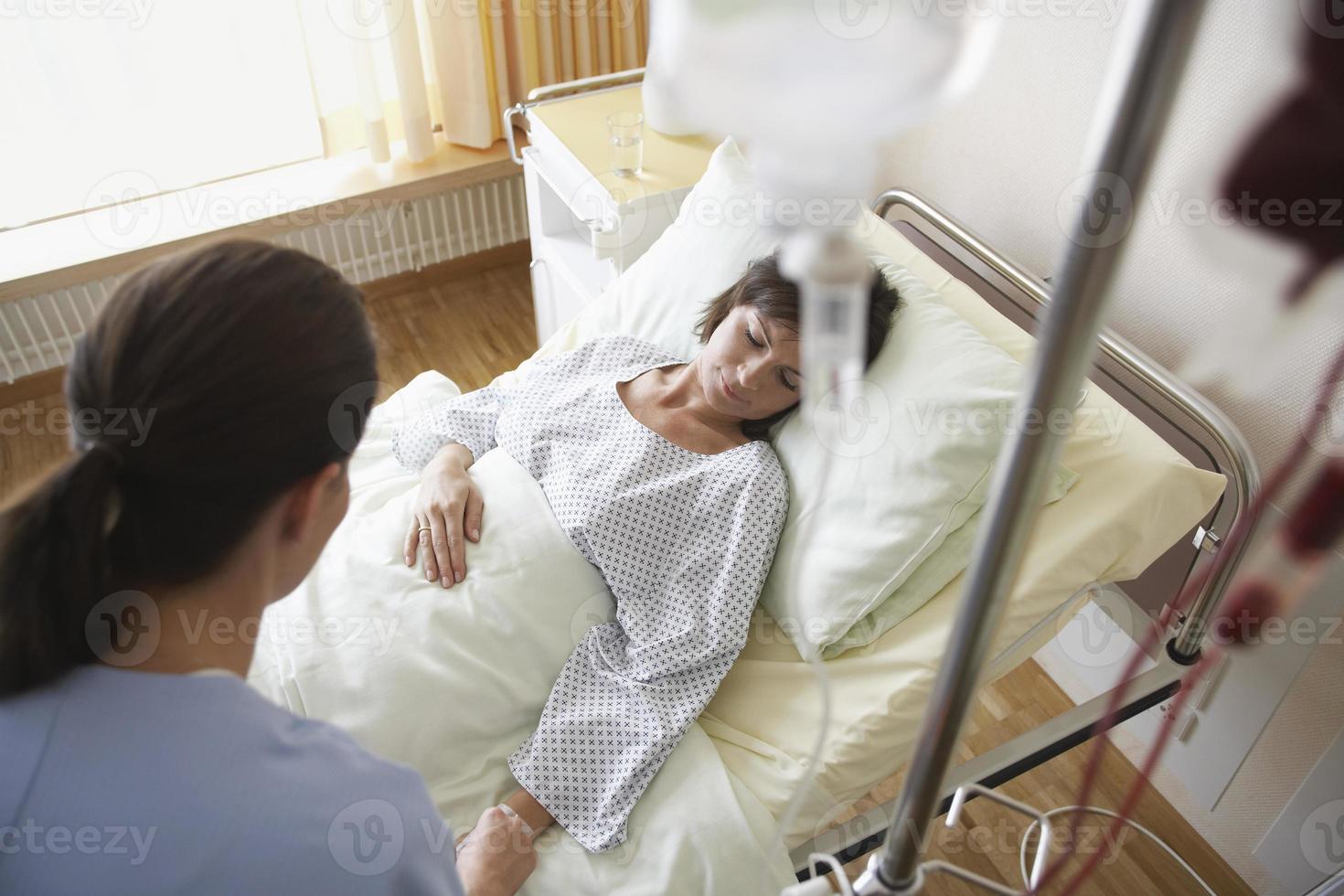 enfermera con paciente en sala de hospital foto