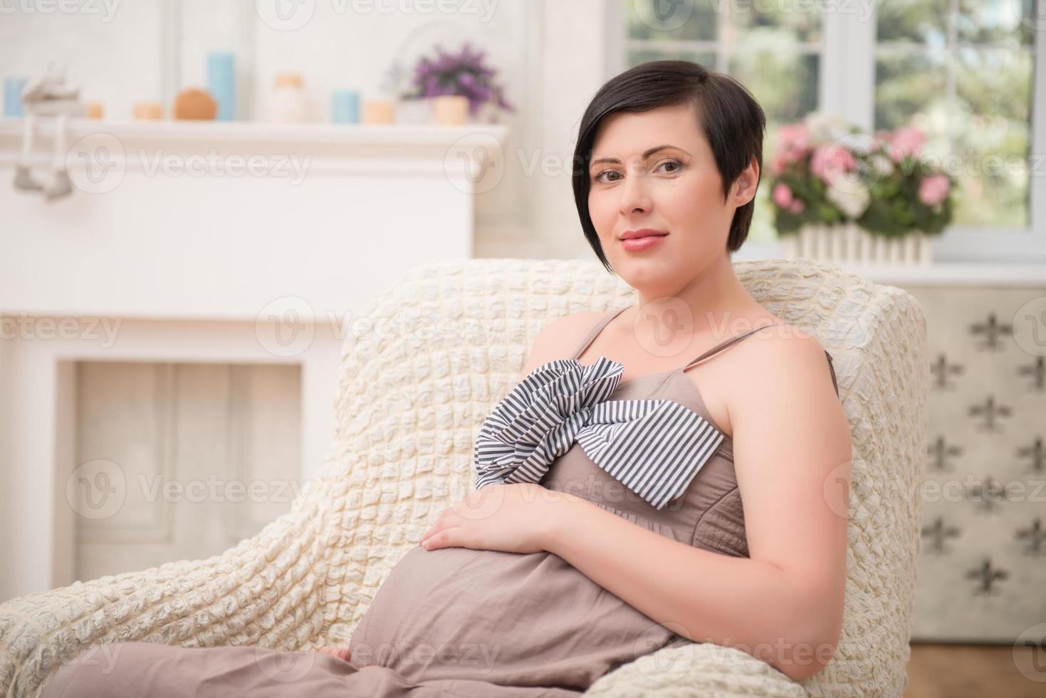 mujer embarazada esperando a su bebé foto