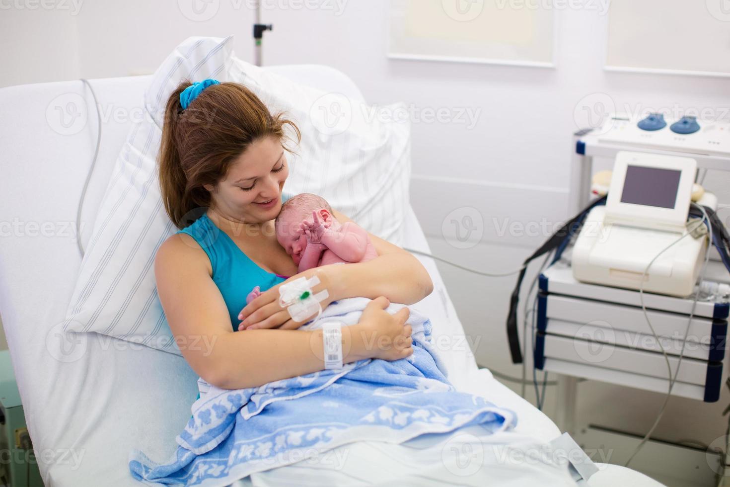 joven madre dando a luz a un bebé foto