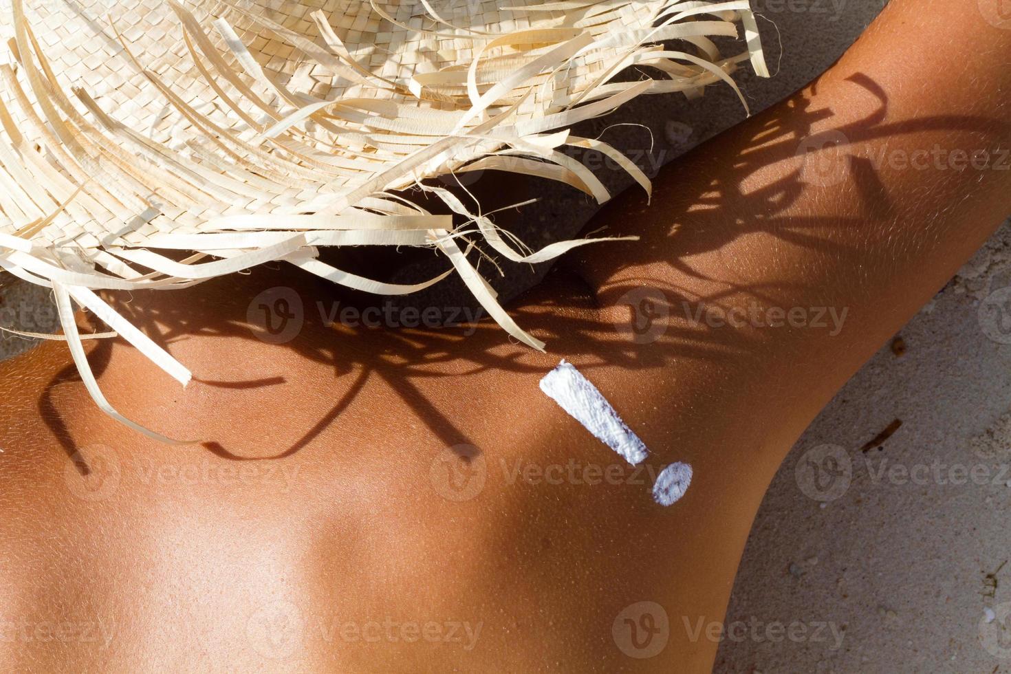 advertencia de piel con un signo de exclamación en una mujer desnuda foto