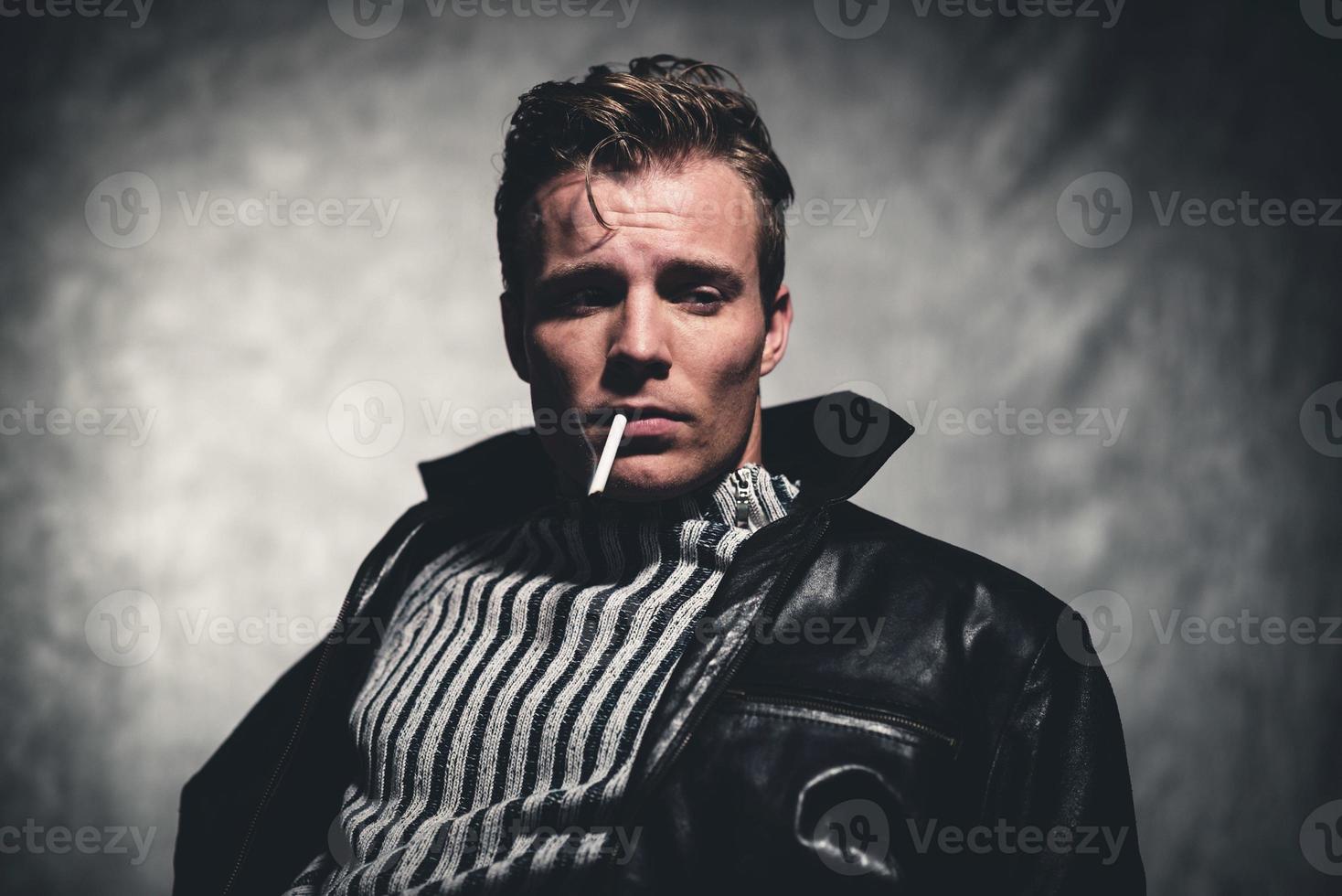 fumar cigarrillos retro años cincuenta guay rebelión moda hombre. Foto de  stock