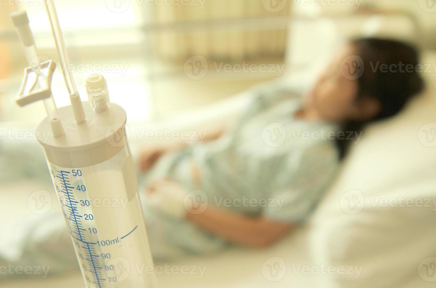 paciente en cama de hospital foto