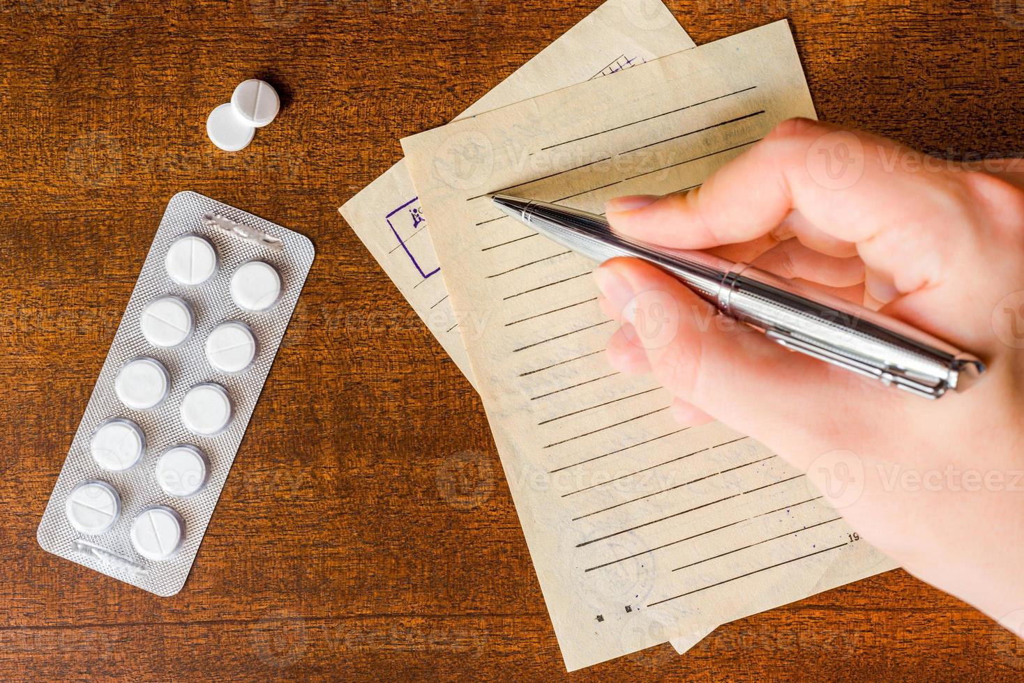 curar la enfermedad, un médico prescribe las tabletas adecuadas foto