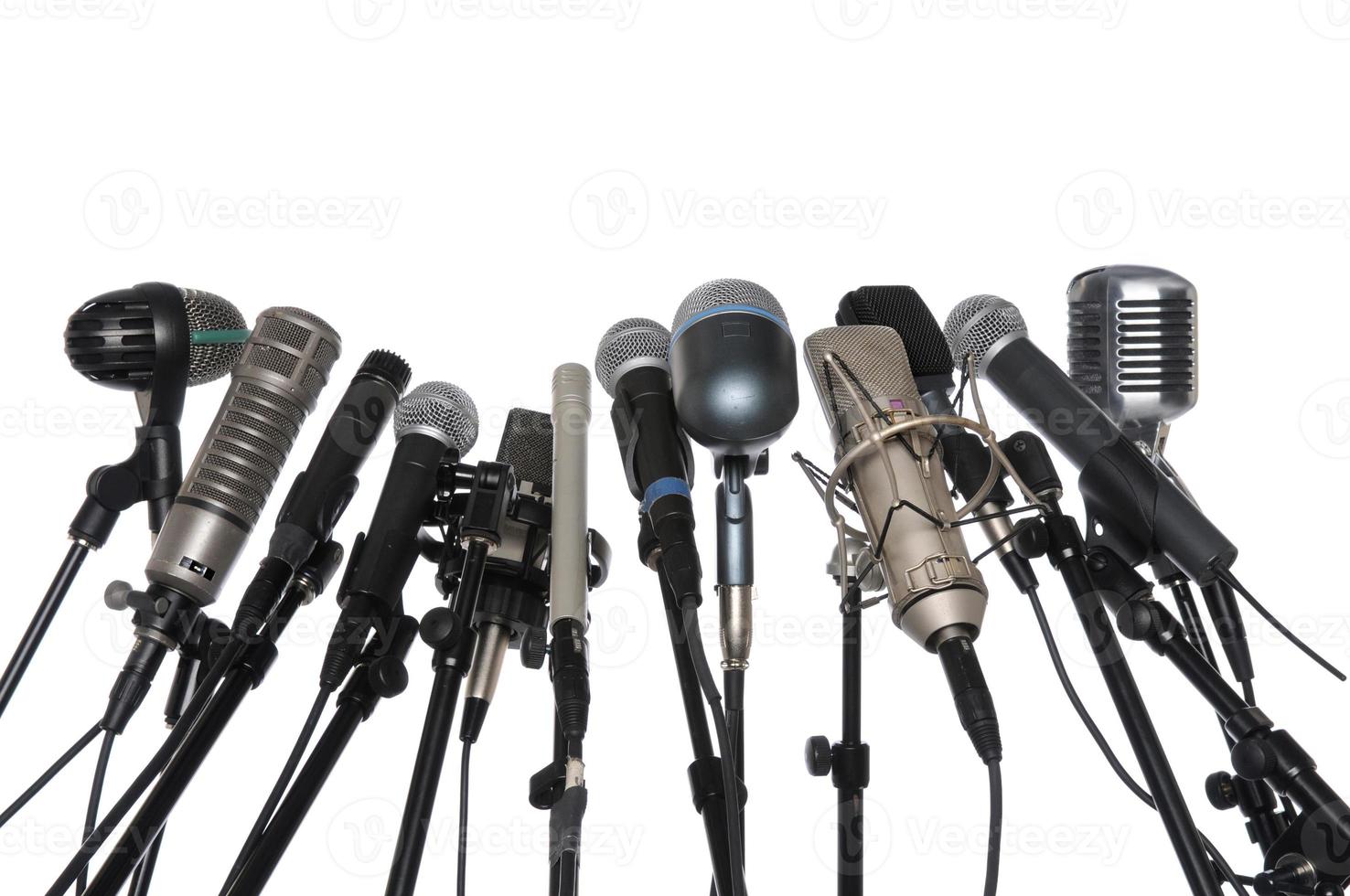 micrófonos sobre fondo blanco foto