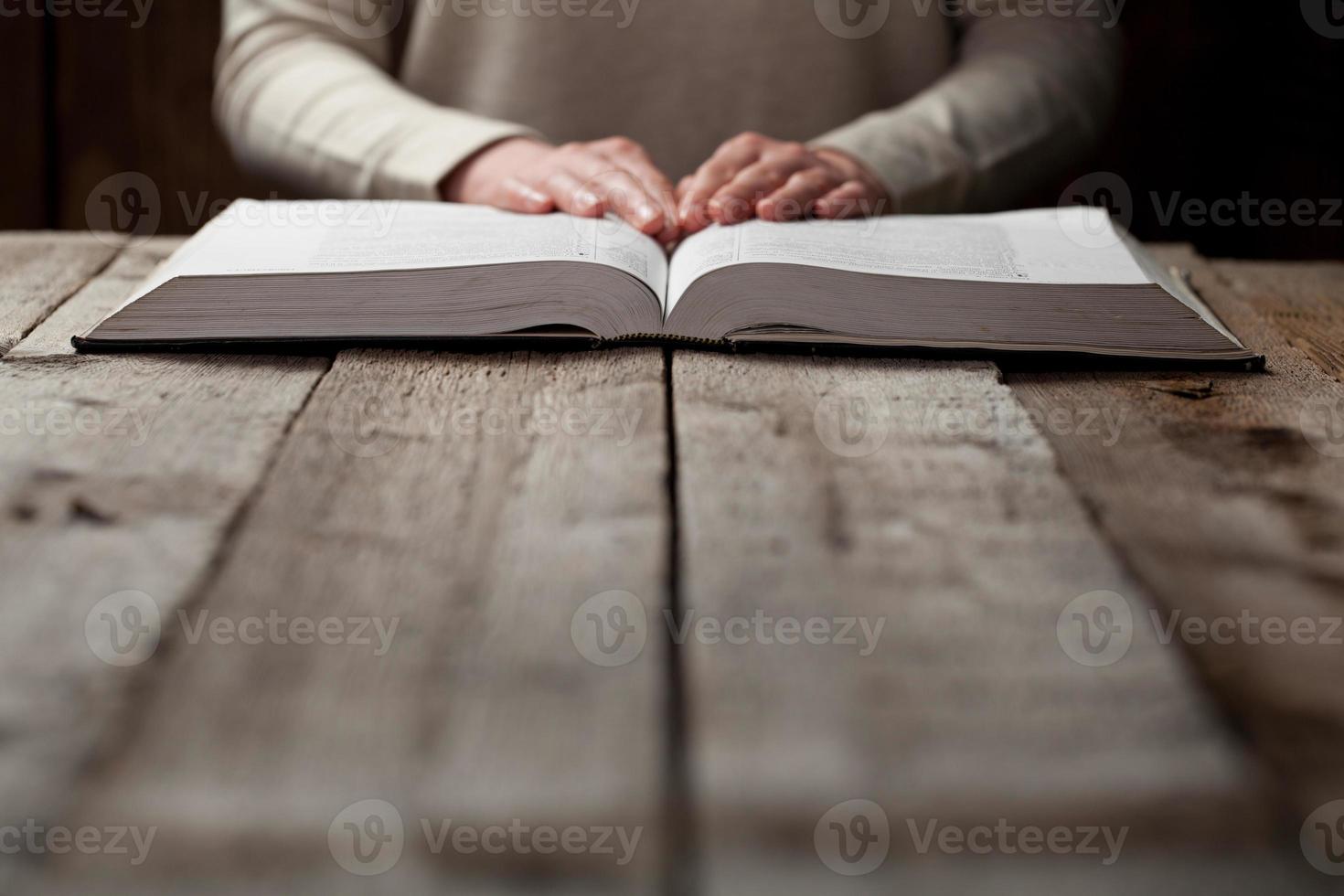 Mujer manos en la biblia. foto
