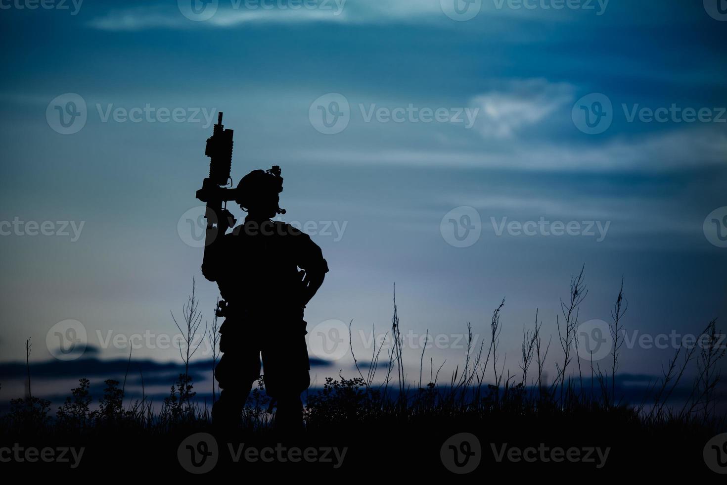silueta de soldado militar u oficial con armas en la noche. foto