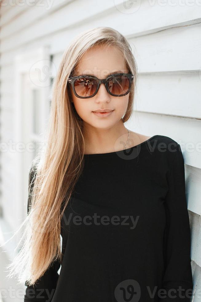 mujer bonita gafas de cerca de una pared de madera 1042339 Foto de stock en Vecteezy