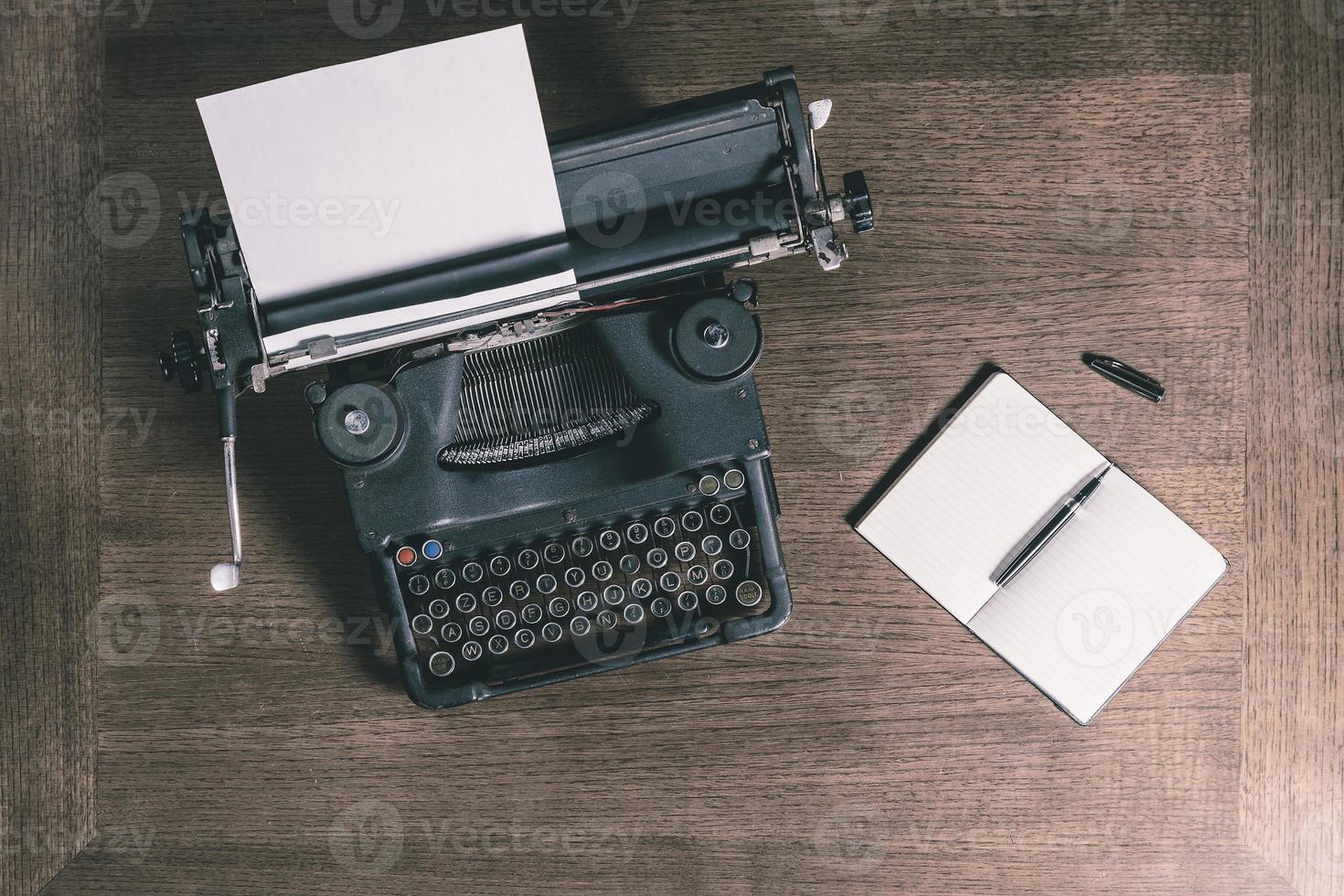 vieja máquina de escribir y cuaderno vista superior estilo retro foto