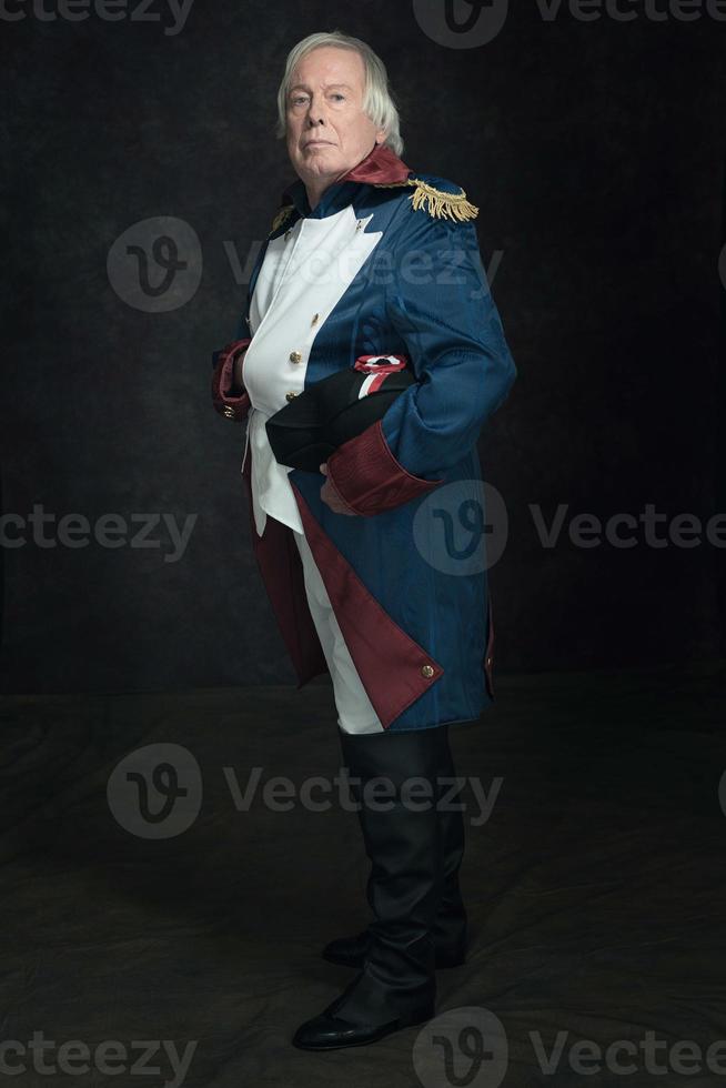 Retrato oficial del hombre mayor vestido con traje de emperador histórico. foto