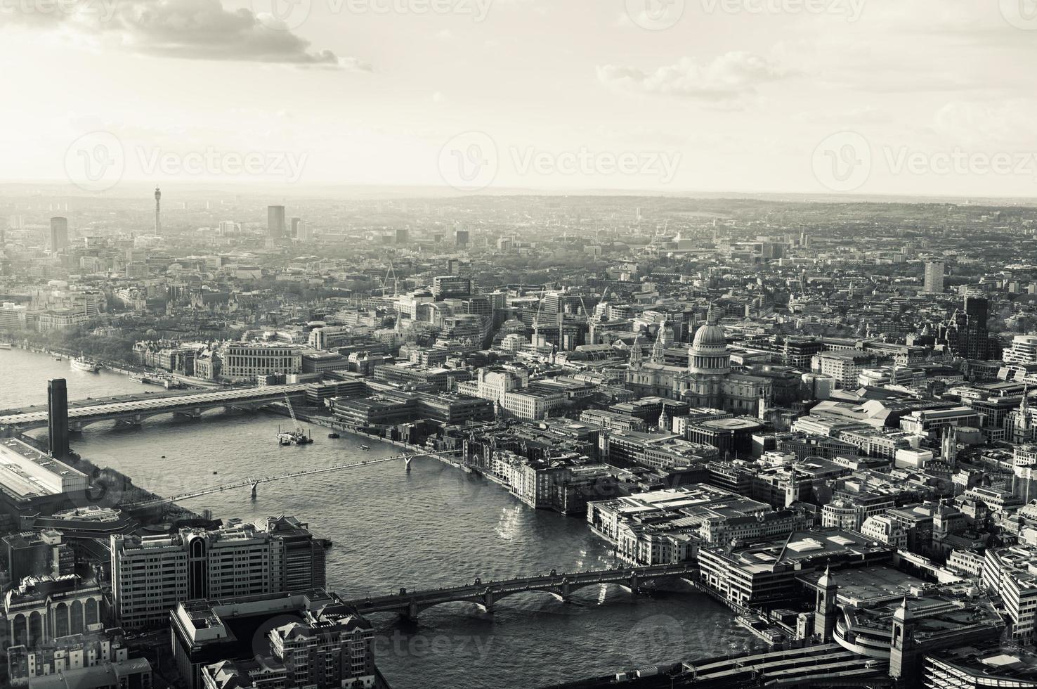 Vista aérea tonificada del río Támesis de Londres y la ciudad foto