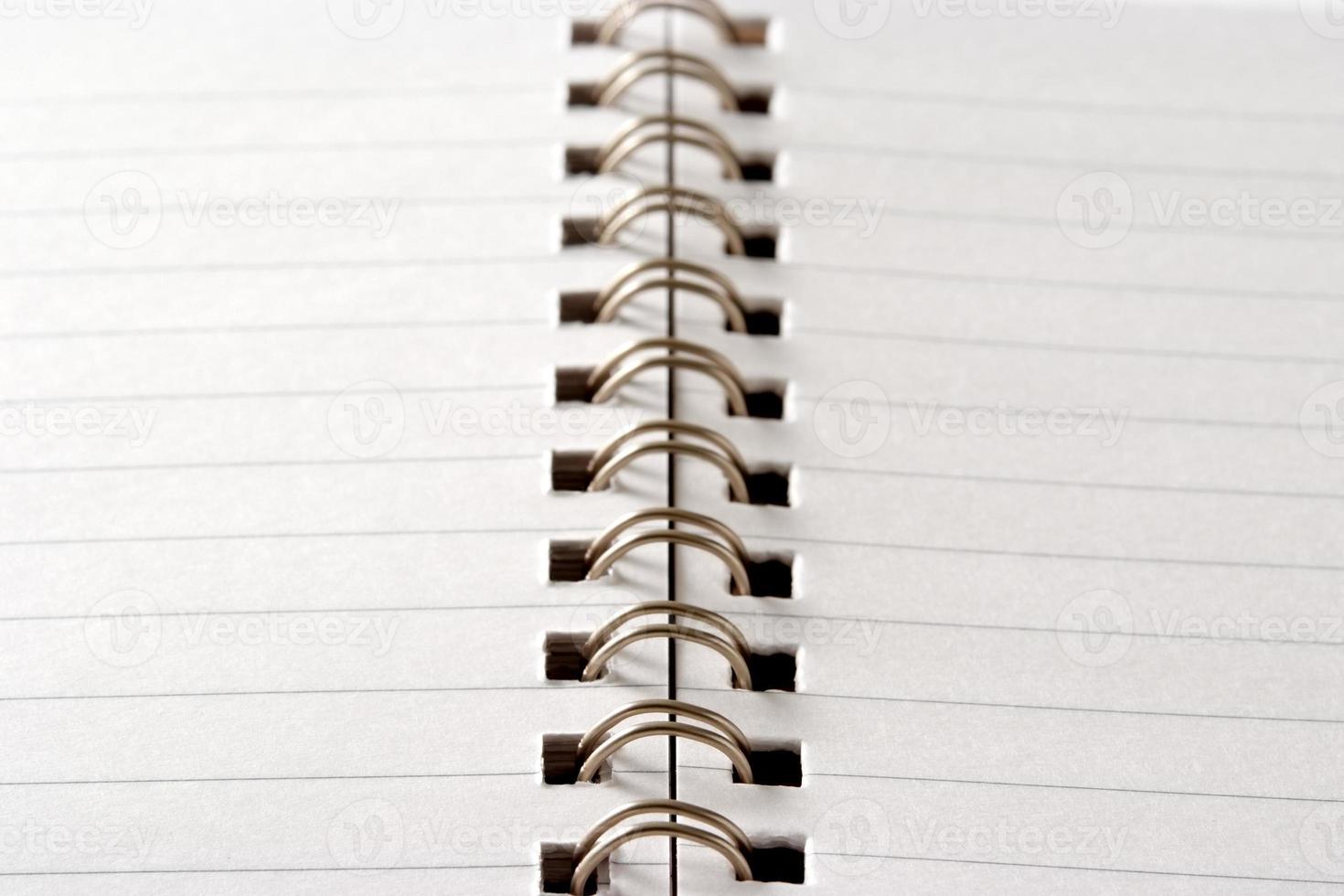 primer plano del cuaderno espiral abierto en blanco foto
