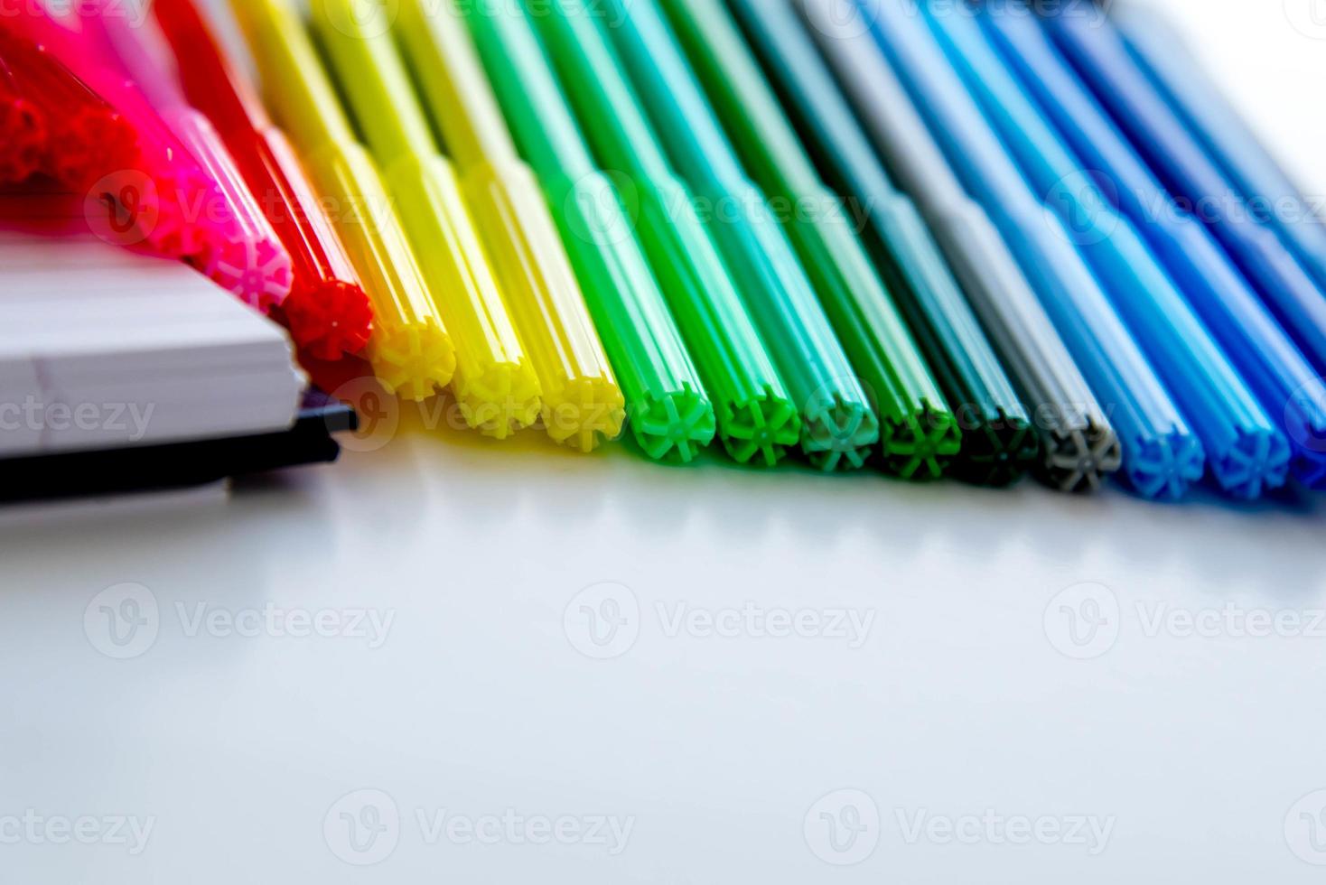 artículos para el regreso a la escuela, marcadores de colores brillantes, borradores de papel foto