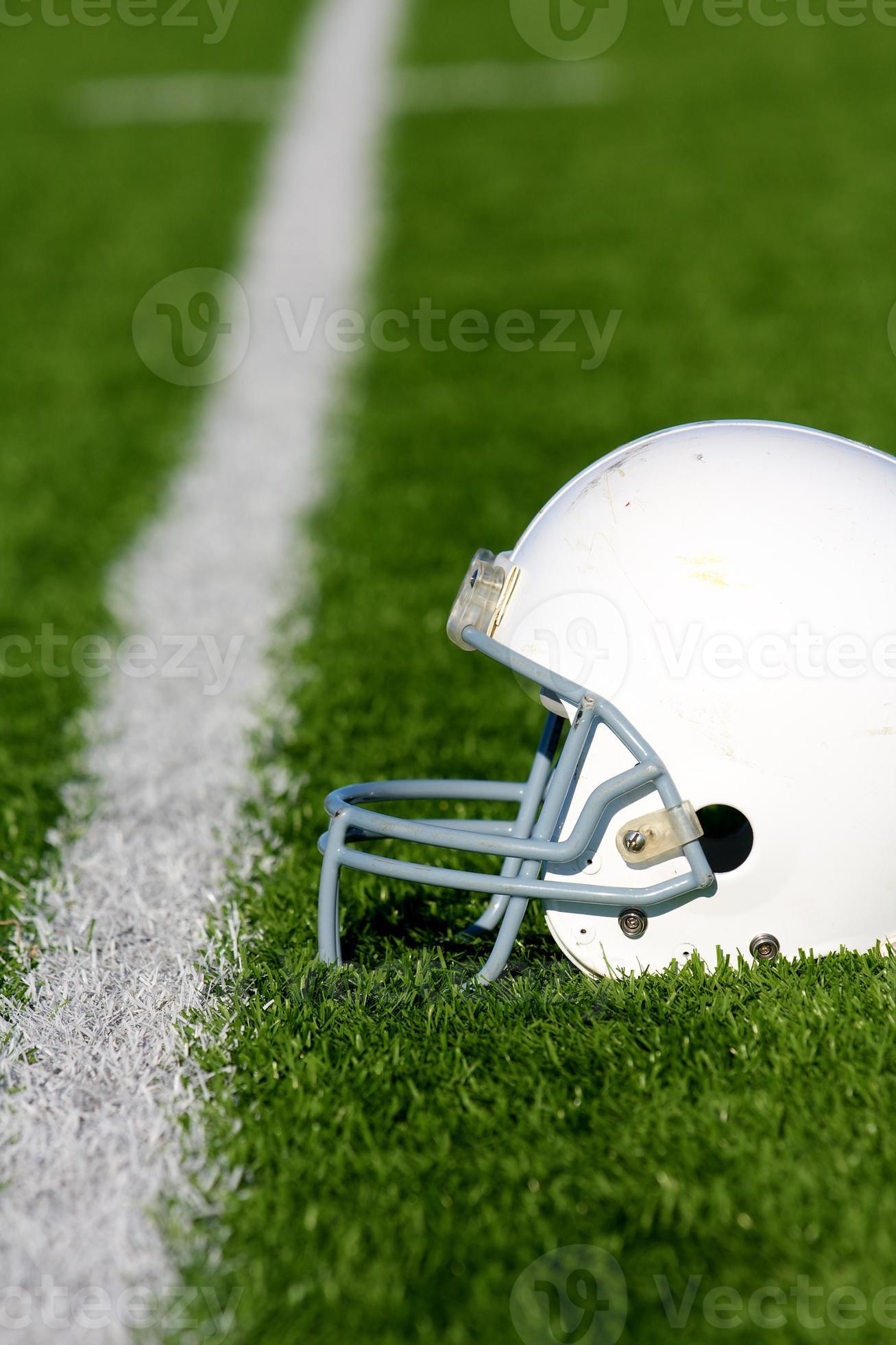 casco de fútbol americano en campo foto