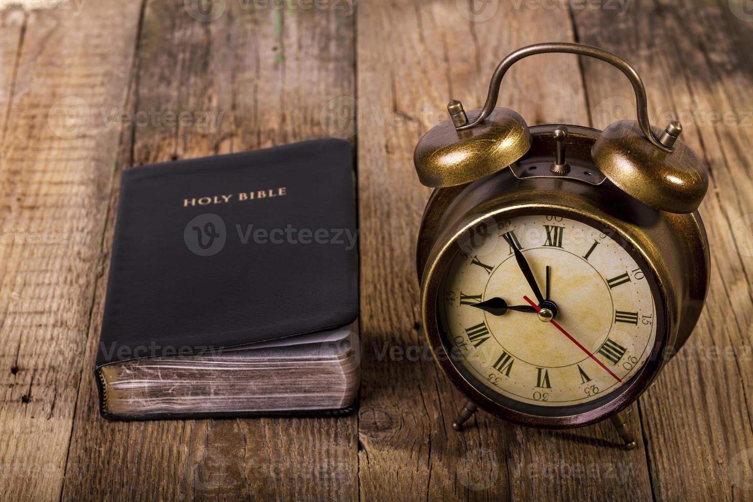 Biblia con reloj en madera foto