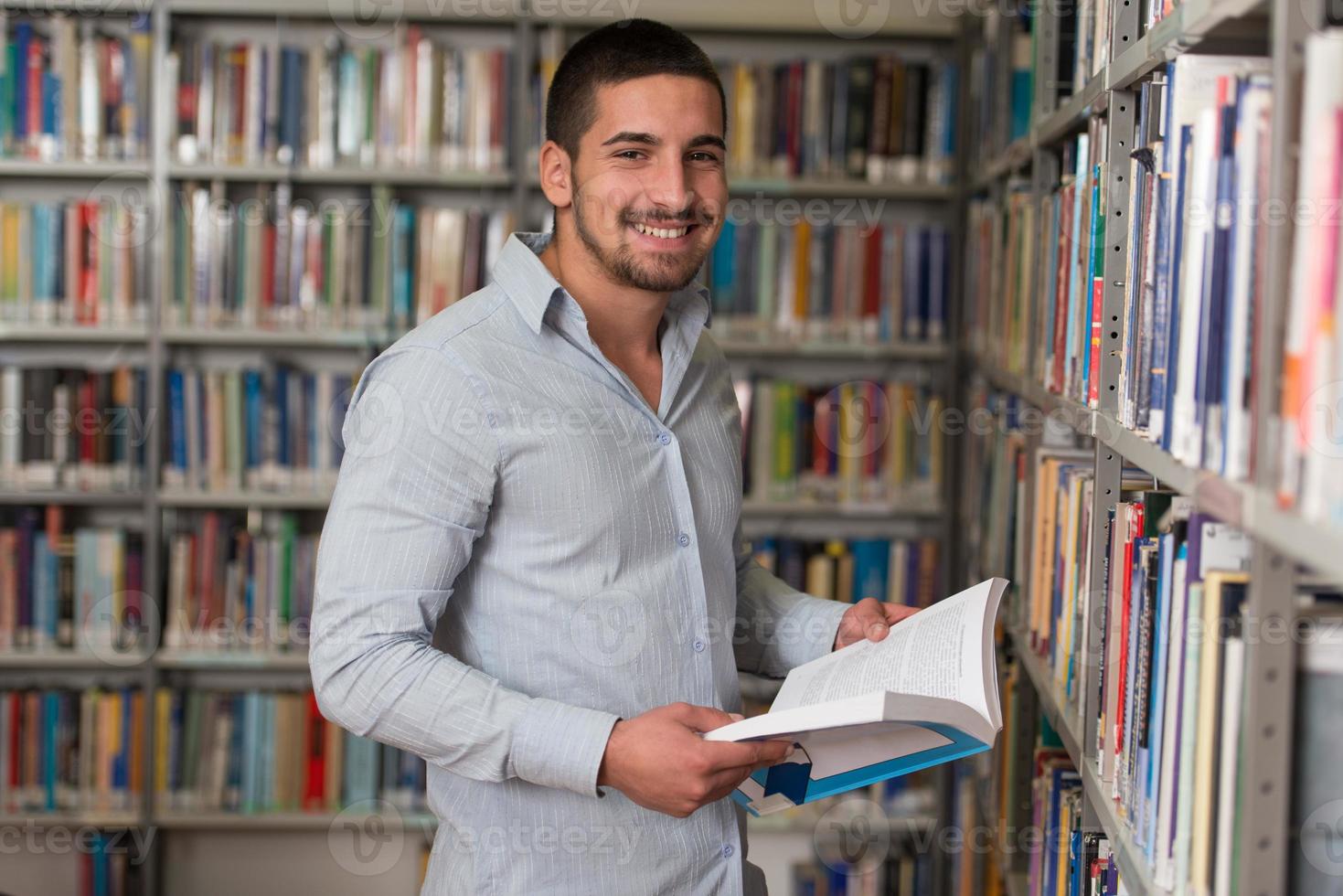 estudiante universitario masculino en una biblioteca foto