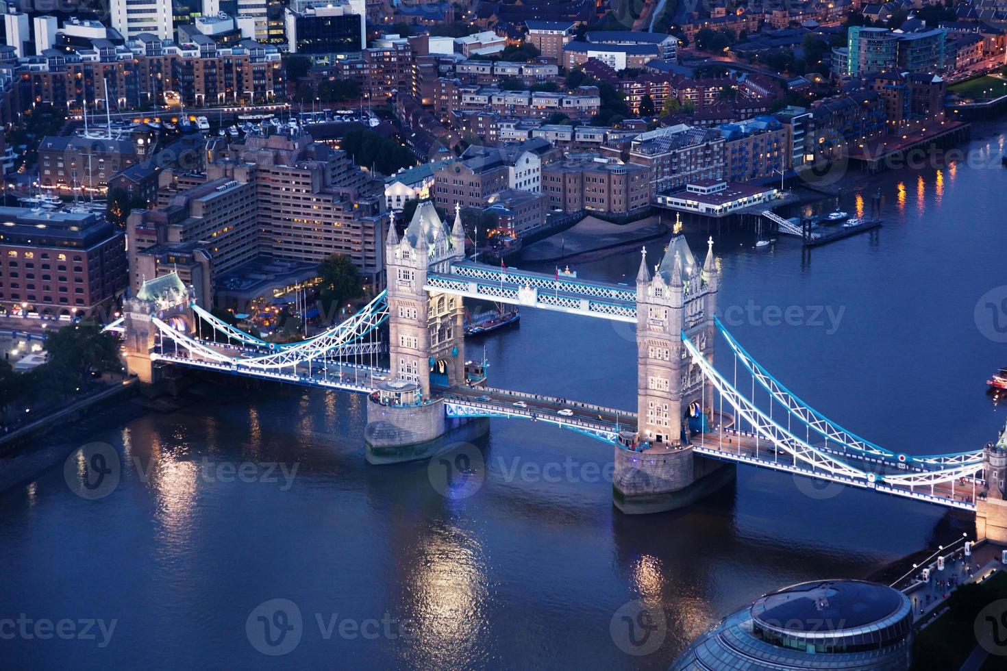 Londres de noche con arquitecturas urbanas y Tower Bridge foto