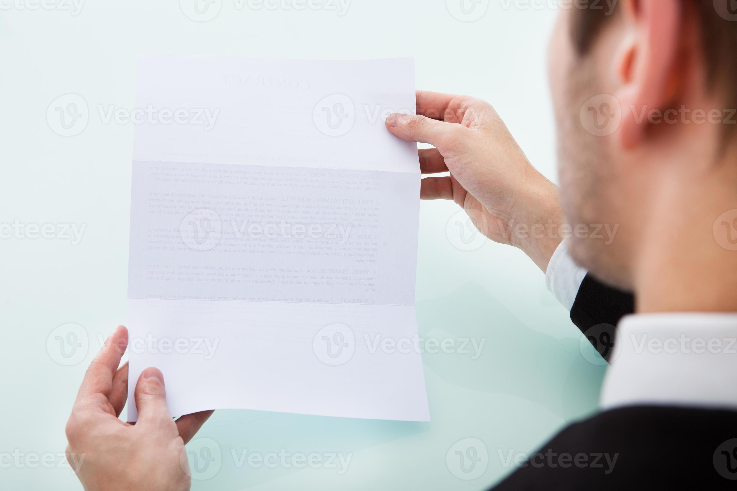 человек держит лист бумаги. человек с бумажкой. понимать бумажка. мужчина читает бумаги. мужчина держит бумагу.