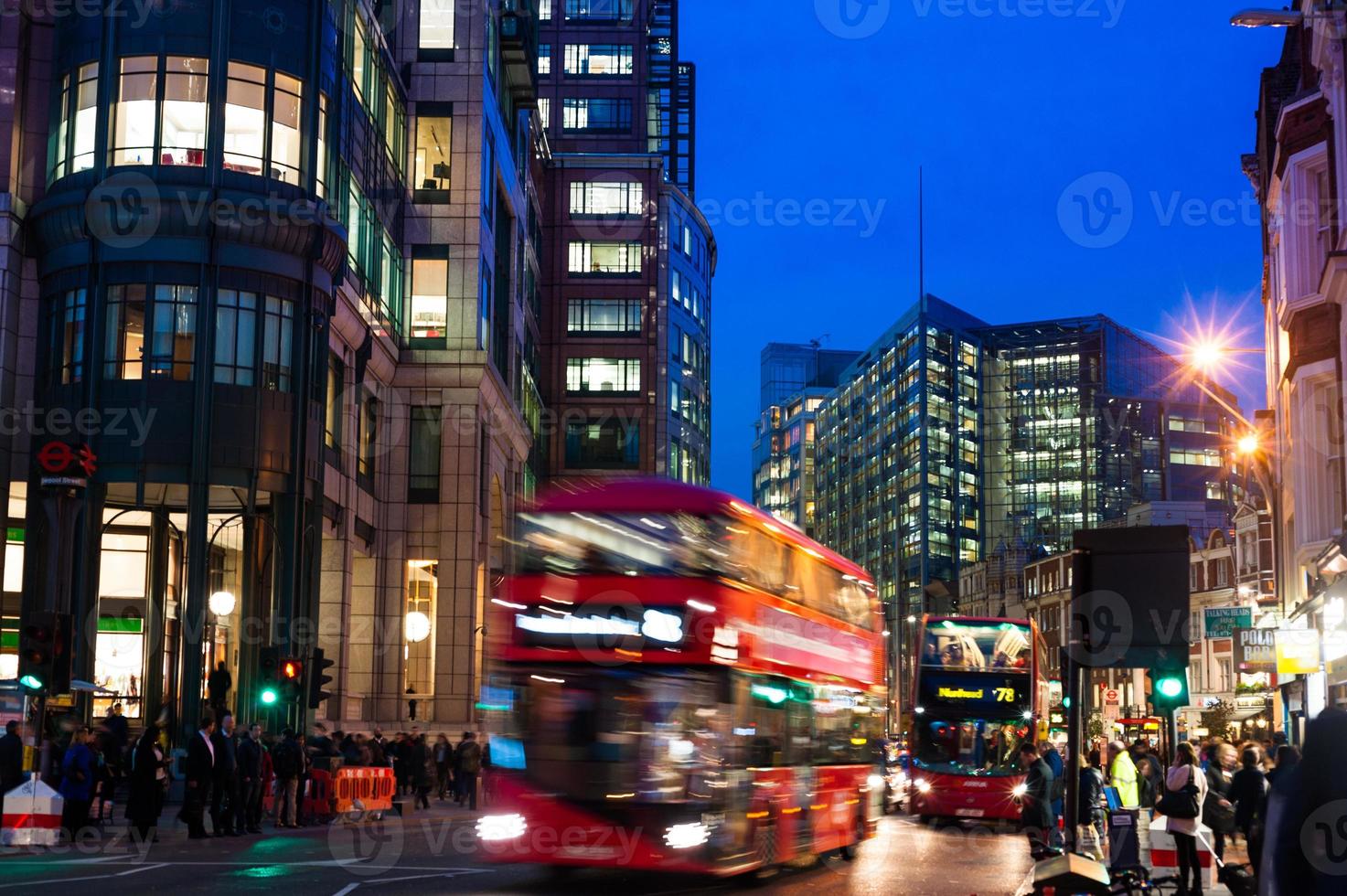 Paisaje de la ciudad de Londres con autobús rojo moviéndose rápido foto