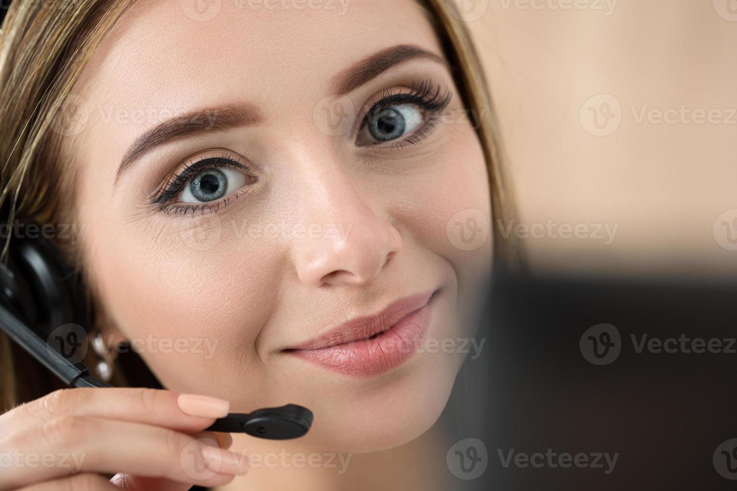 Retrato de hermosa operadora de call center en el trabajo foto