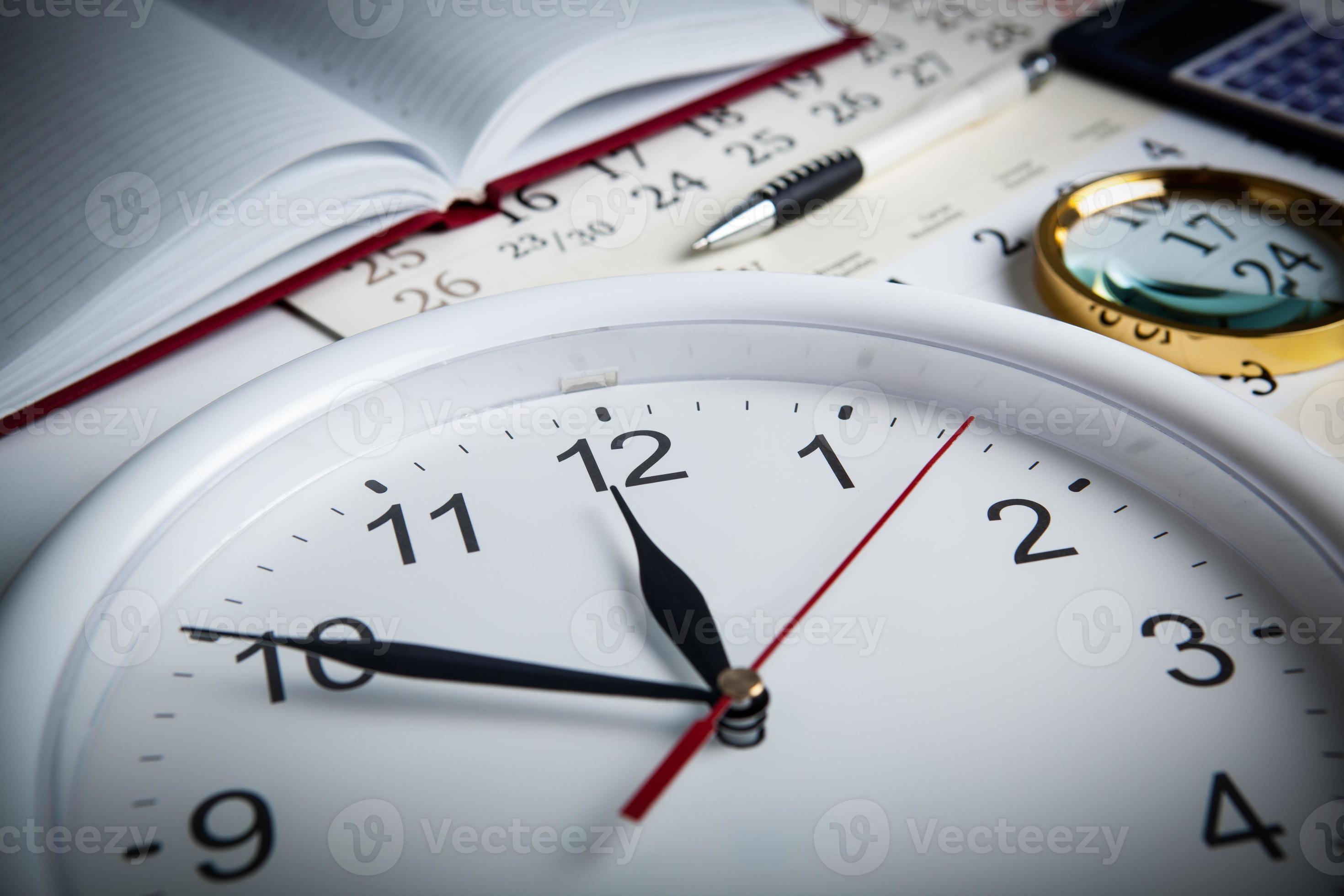 налоговые часы. часы настольные с гербом россии. время налогов. отсрочка по платежам. налоги картинки.