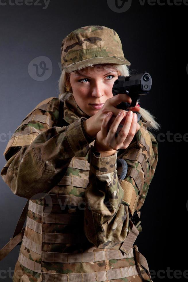 hermosa chica del ejército con rifle foto