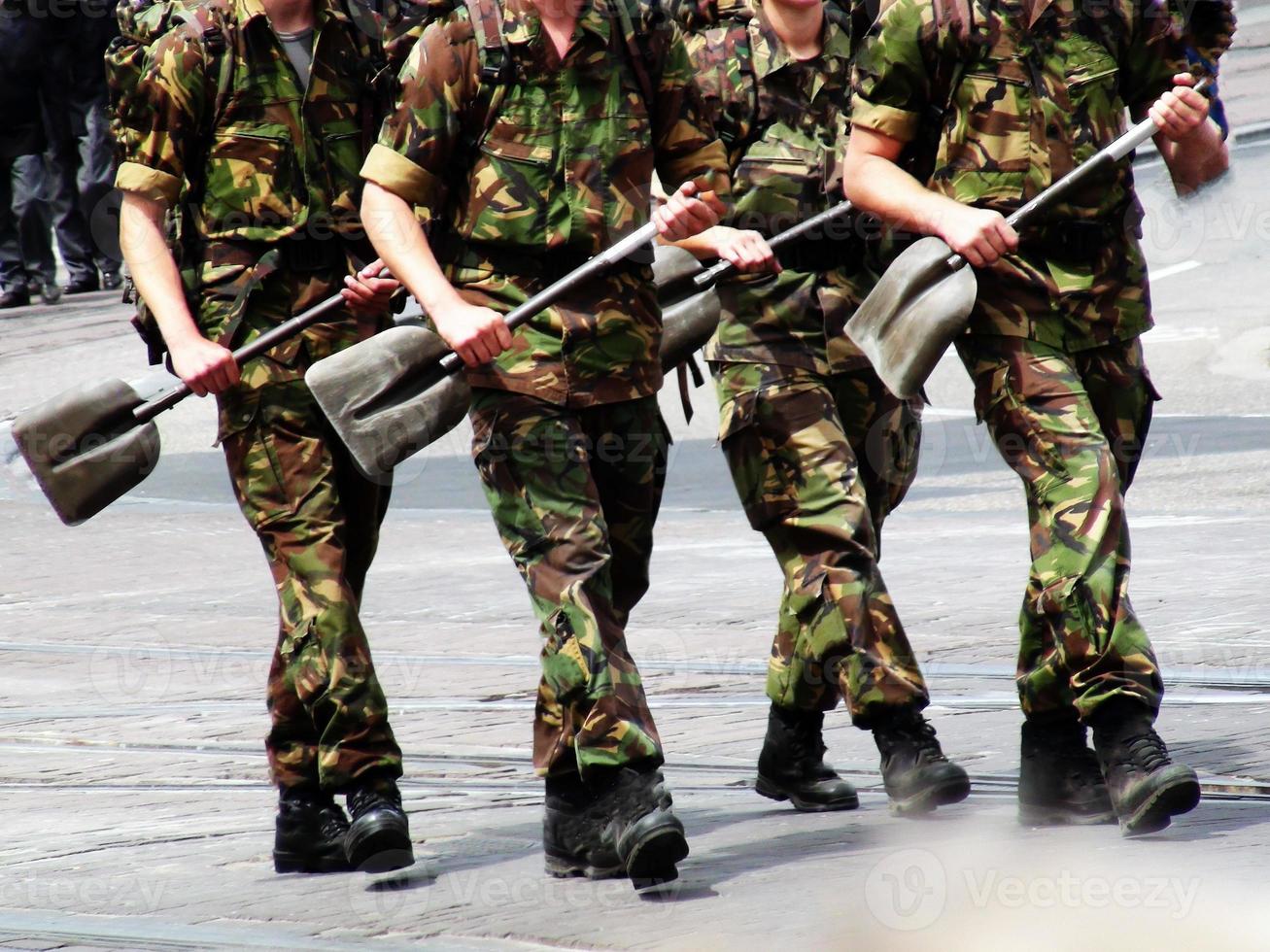 soldados marchando con pala de construcción foto