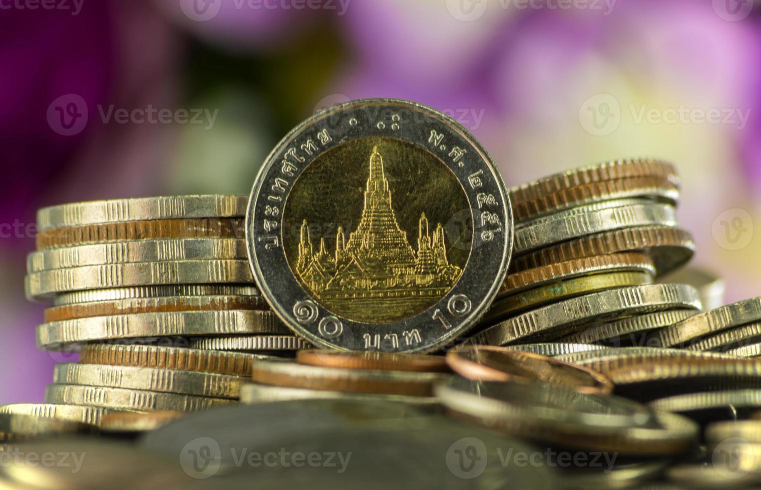 monedas de baht tailandés foto