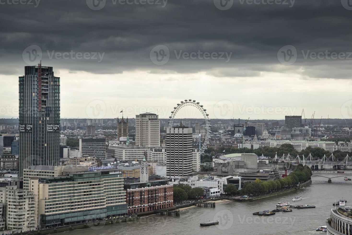Vista aérea de la ciudad de Londres sobre horizonte con cielo dramático foto