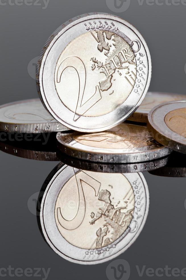 dos monedas de euro (sobre fondo oscuro espejo) foto