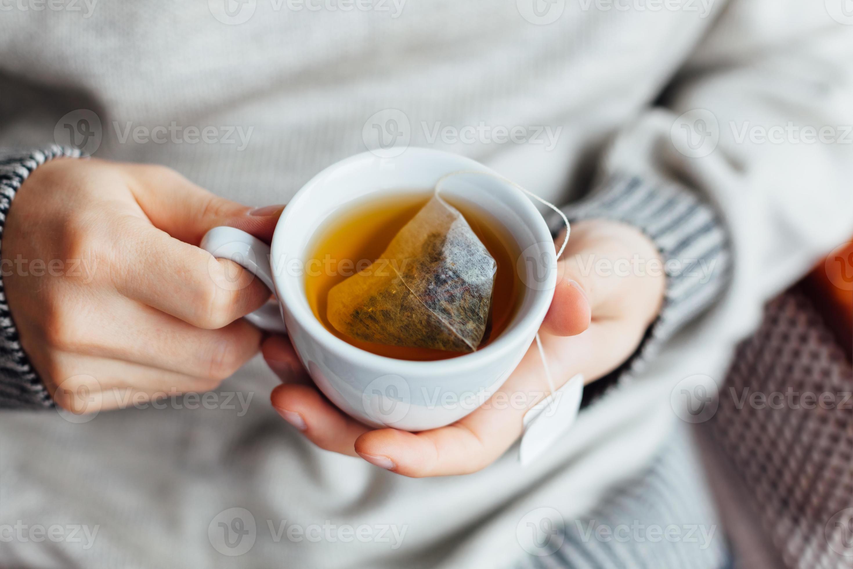 A cup of liber tea. Горячий чай. Кружка чай. Чайный пакетик в кружке. Теплый чай.
