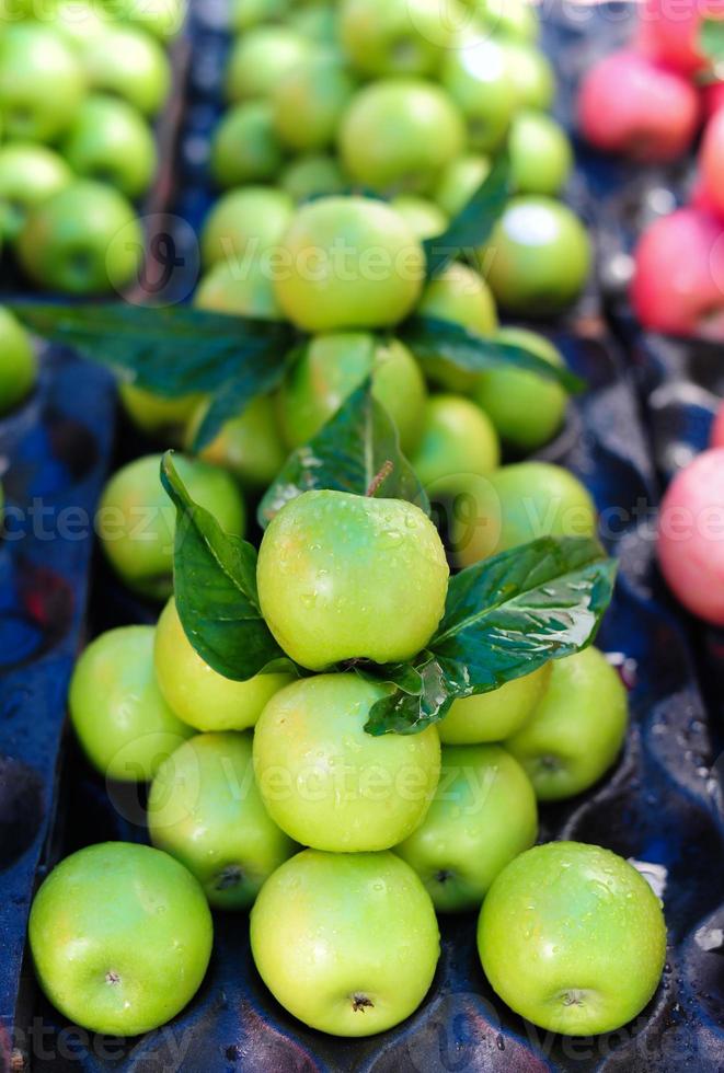 manzana verde en el mercado foto