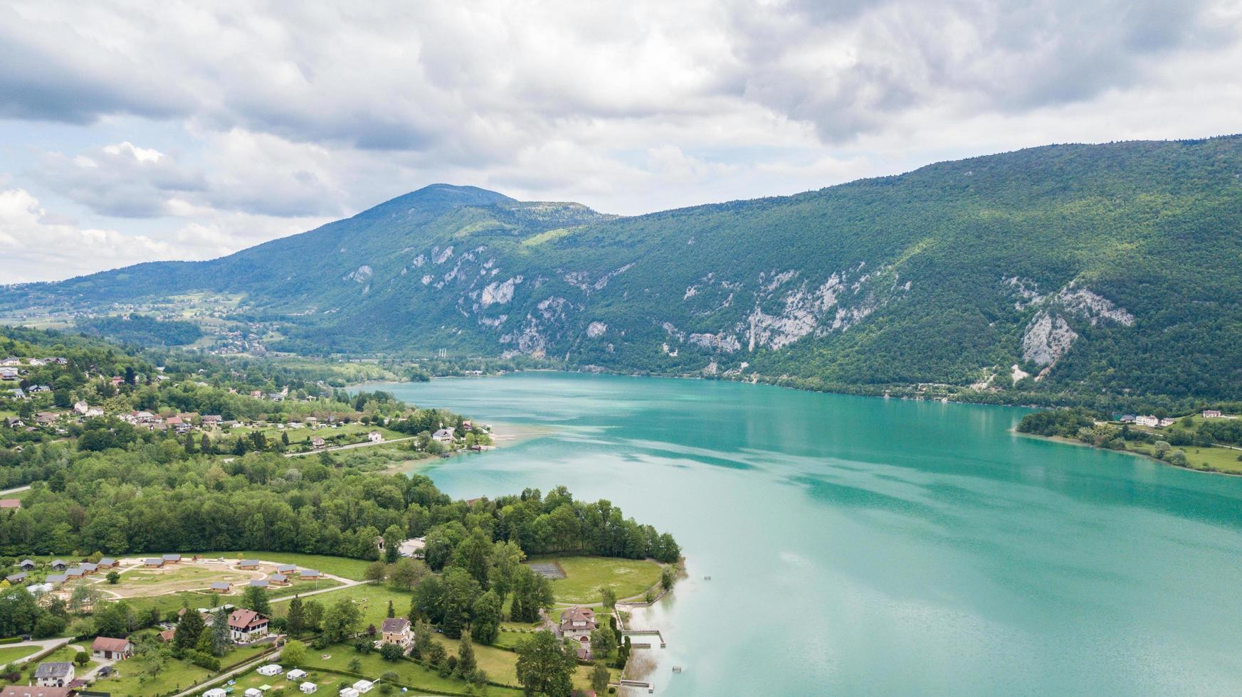 Vista marina del lago Lac Aiguebelette en Saboya, Francia foto