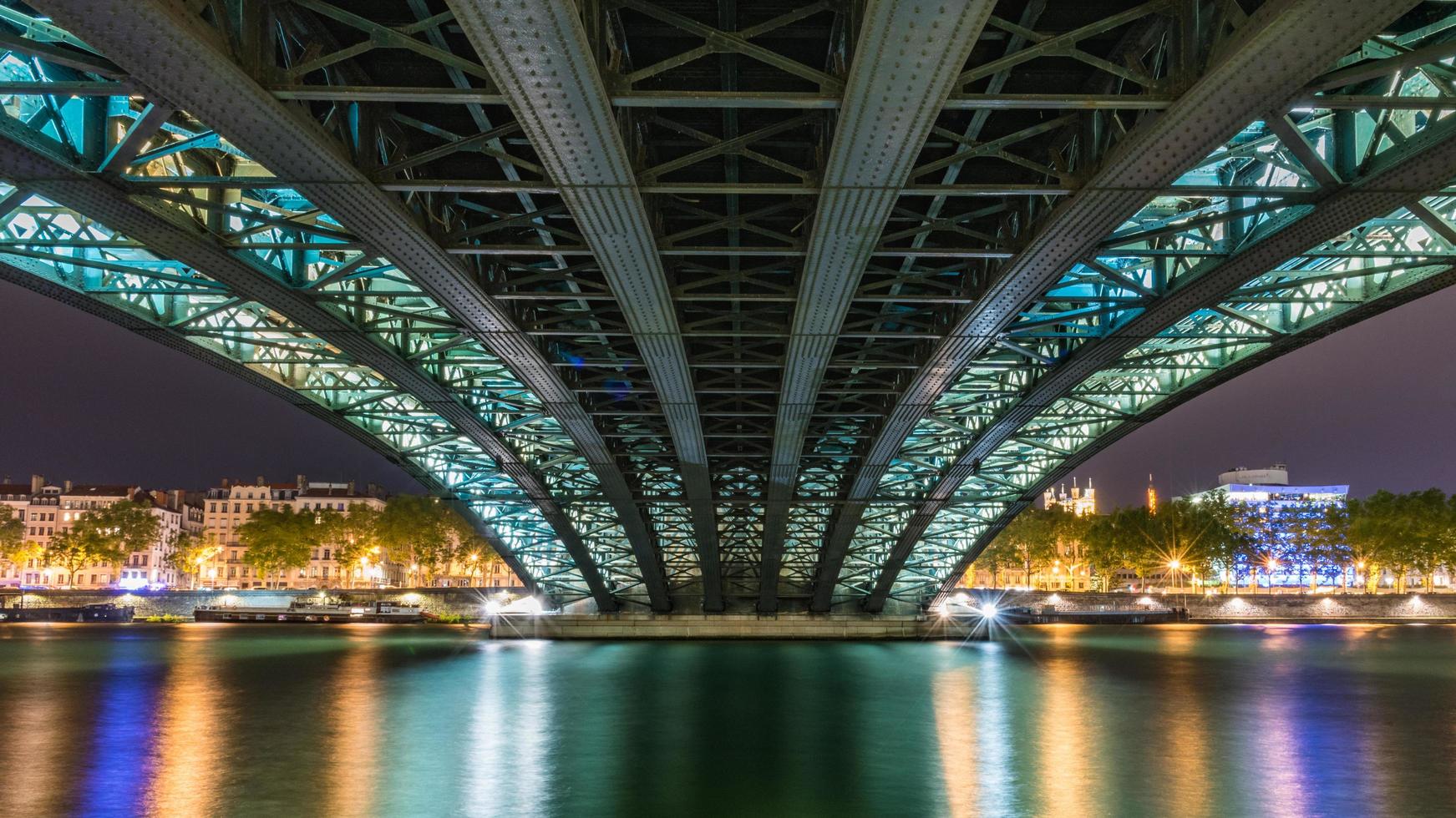 Vista del nivel del mar del puente universitario en Lyon, Francia foto