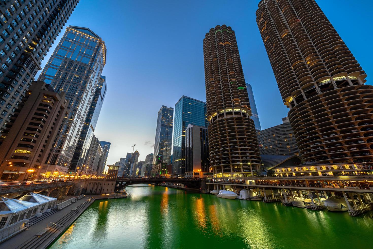 El Chicago Riverwalk paisaje urbano lado del río en el crepúsculo. foto